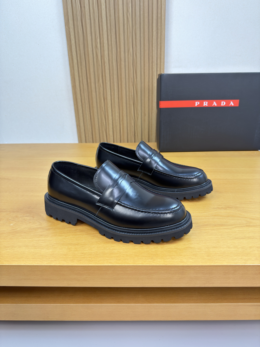 NO:680966,[PRADA] Prada - high-end quality original formal leather shoes - open edge beaded calfskin, stitched mark stitching on the shoe tab, brand cross-arm decoration - water-dyed cowhide inside - ultra-light TPU foam outsole; molded outsole - ultra-high quality control, fine workmanship (high-end, luxury, grade) -Size 38-44 (45, 46, can be customized)·,, prada, prada, cowhide19860909【 PRADA】普拉达 -高端品质 原单·正装皮鞋 -鞋面开边珠小牛皮、鞋丹起股车缝马克线、品牌横担装饰 -内里水染牛皮 -大底超轻TPU发泡; 成型大底 -超高品控·做工精细凸显(高端·贵气·档次) -Size 38-44（45,46,可订做)·,,prada,prada,cowhide,Men's shoes