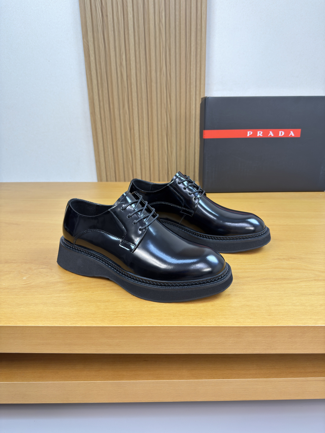 NO:680984,[PRADA] Prada - high-end quality original formal leather shoes - open edge beaded calfskin upper, perfect splicing - water-dyed cowhide inside - outsole ultra-light TPU foam rubber; combined molded outsole - ultra-high quality control, fine workmanship (high-end, luxury, grade) -Size 38-44 (45, 46, can be customized)·,, prada, prada, cowhide19860909【 PRADA】普拉达 -高端品质 原单·正装皮鞋 -鞋面开边珠小牛皮、完美拼接 -内里水染牛皮 -大底超轻TPU发泡·橡胶; 组合成型大底 -超高品控·做工精细凸显(高端·贵气·档次) -Size 38-44（45,46,可订做)·,,prada,prada,cowhide,Men's shoes