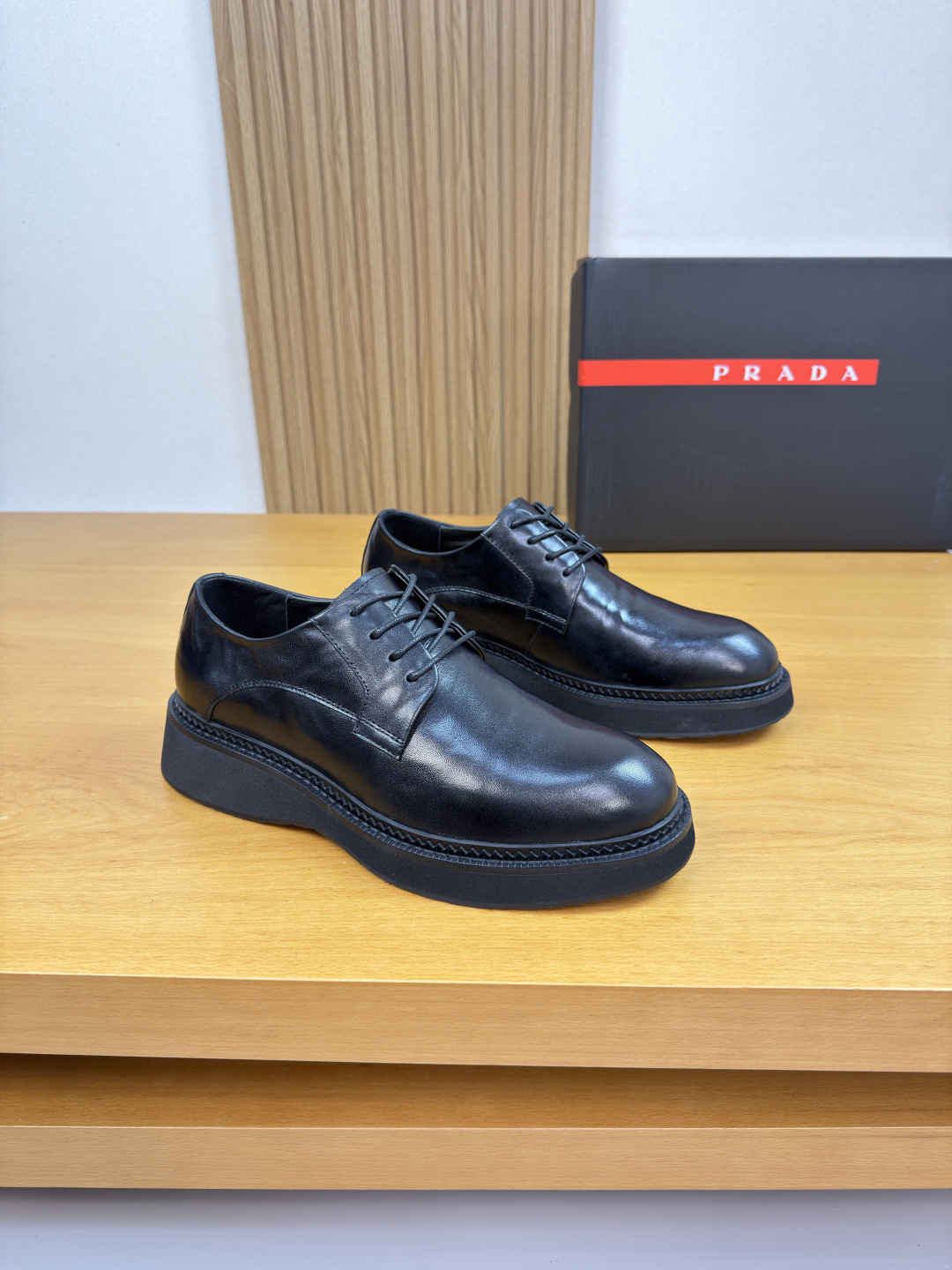 NO:680994,[PRADA] Prada - high-end quality original formal leather shoes - upper with hand-grabbed calfskin, perfect splicing - lining water-dyed cowhide - outsole ultra-light TPU foam rubber; combined molded outsole - ultra-high quality control, fine workmanship (high-end, luxury, grade) -Size 38-44 (45, 46, can be customized)·,, prada, prada, cowhide19860909【 PRADA】普拉达 -高端品质 原单·正装皮鞋 -鞋面手抓纹小牛皮、完美拼接 -内里水染牛皮 -大底超轻TPU发泡·橡胶; 组合成型大底 -超高品控·做工精细凸显(高端·贵气·档次) -Size 38-44（45,46,可订做)·,,prada,prada,cowhide,Men's shoes