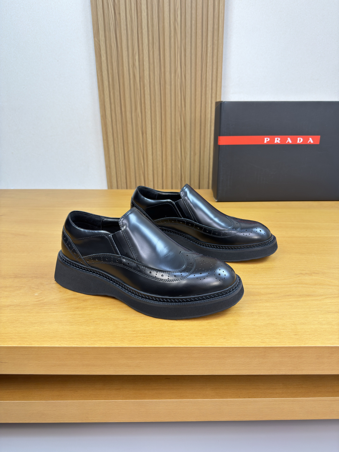 NO:681002,[PRADA] Prada - high-end quality original formal leather shoes - open-edge beaded calfskin upper, hand-punched, perfect splicing - water-dyed cowhide lining - ultra-light TPU foam outsole; molded outsole - ultra-high quality control, fine workmanship (high-end, luxury, grade) -Size 38-44 (45, 46, can be customized)·,, prada, prada, cowhide19860909【 PRADA】普拉达 -高端品质 原单·正装皮鞋 -鞋面开边珠小牛皮、手工打孔工艺、完美拼接 -内里水染牛皮 -大底超轻TPU发泡; 成型大底 -超高品控·做工精细凸显(高端·贵气·档次) -Size 38-44（45,46,可订做)·,,prada,prada,cowhide,Men's shoes