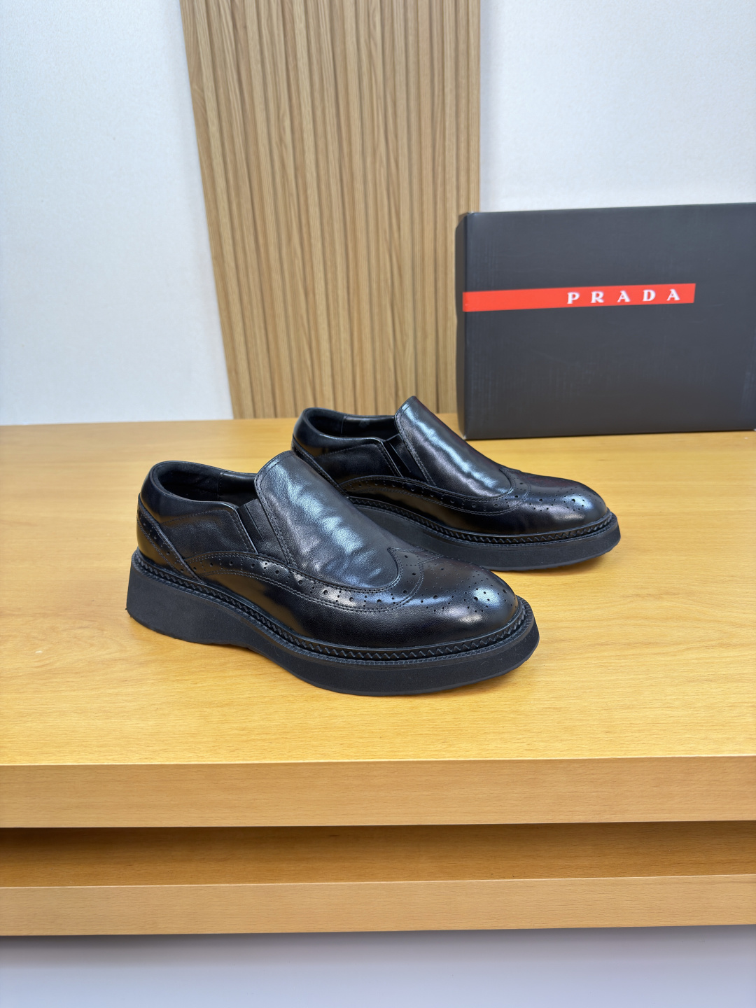 NO:681011,[PRADA] Prada - High-end quality original formal leather shoes - Hand-grabbed calfskin upper, hand-punching process, perfect splicing - Water-dyed cowhide inside - Ultra-light TPU foam outsole; Molded outsole - Ultra-high quality control, fine workmanship (high-end, luxury, grade) -Size 38-44 (45, 46, can be customized)·,, prada, prada, cowhide19860909【 PRADA】普拉达 -高端品质 原单·正装皮鞋 -鞋面手抓纹小牛皮、手工打孔工艺、完美拼接 -内里水染牛皮 -大底超轻TPU发泡; 成型大底 -超高品控·做工精细凸显(高端·贵气·档次) -Size 38-44（45,46,可订做)·,,prada,prada,cowhide,Men's shoes