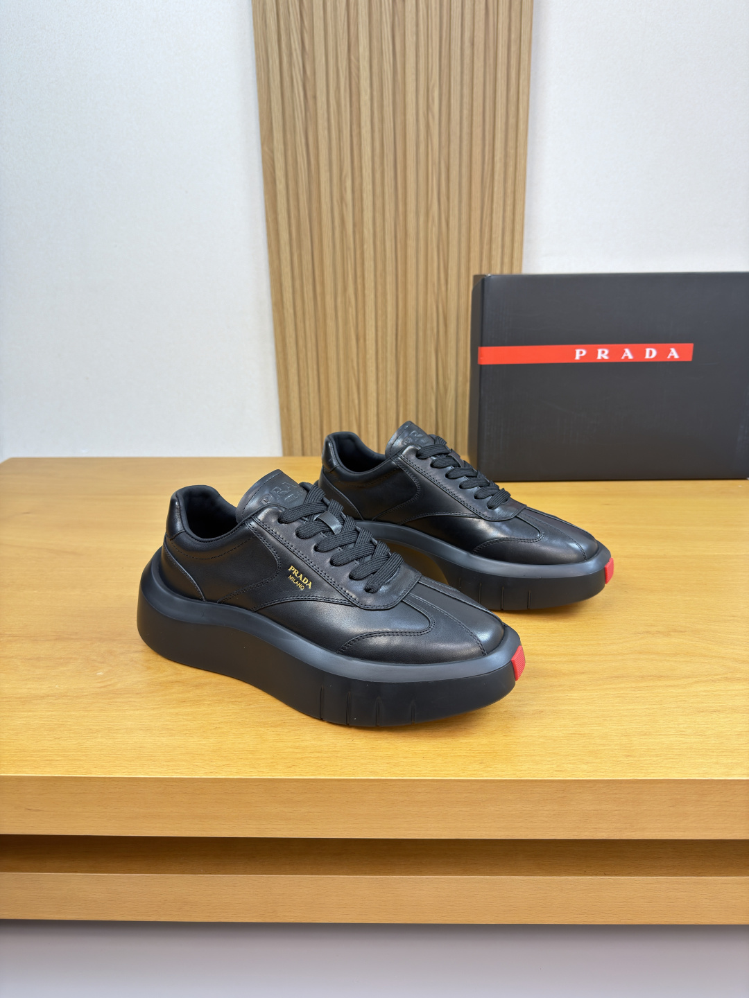 NO:680937,[PRADA] Prada - high-end quality original single casual sports shoes - upper Napa calfskin, shoe body, silk screen brand logo, tongue, heel, air pressure brand logo - water-dyed cowhide lining - ultra-light TPU foam outsole; two-color molded outsole - ultra-high quality control, fine workmanship highlighted (high-end, luxury, grade) -Size  38-45 (46, can be customized)·,,prada,prada,sneakers,cowhide19860909【 PRADA】普拉达 -高端品质 原单·休闲运动鞋 -鞋面纳帕小牛皮、鞋身.丝印品牌logo、鞋舌.后跟.空压品牌logo -内里水染牛皮 -大底超轻TPU发泡; 双色成型大底 -超高品控·做工精细凸显(高端·贵气·档次) -Size 38-45（46,可订做)·,,prada,prada,sneakers,cowhide,Men's shoes