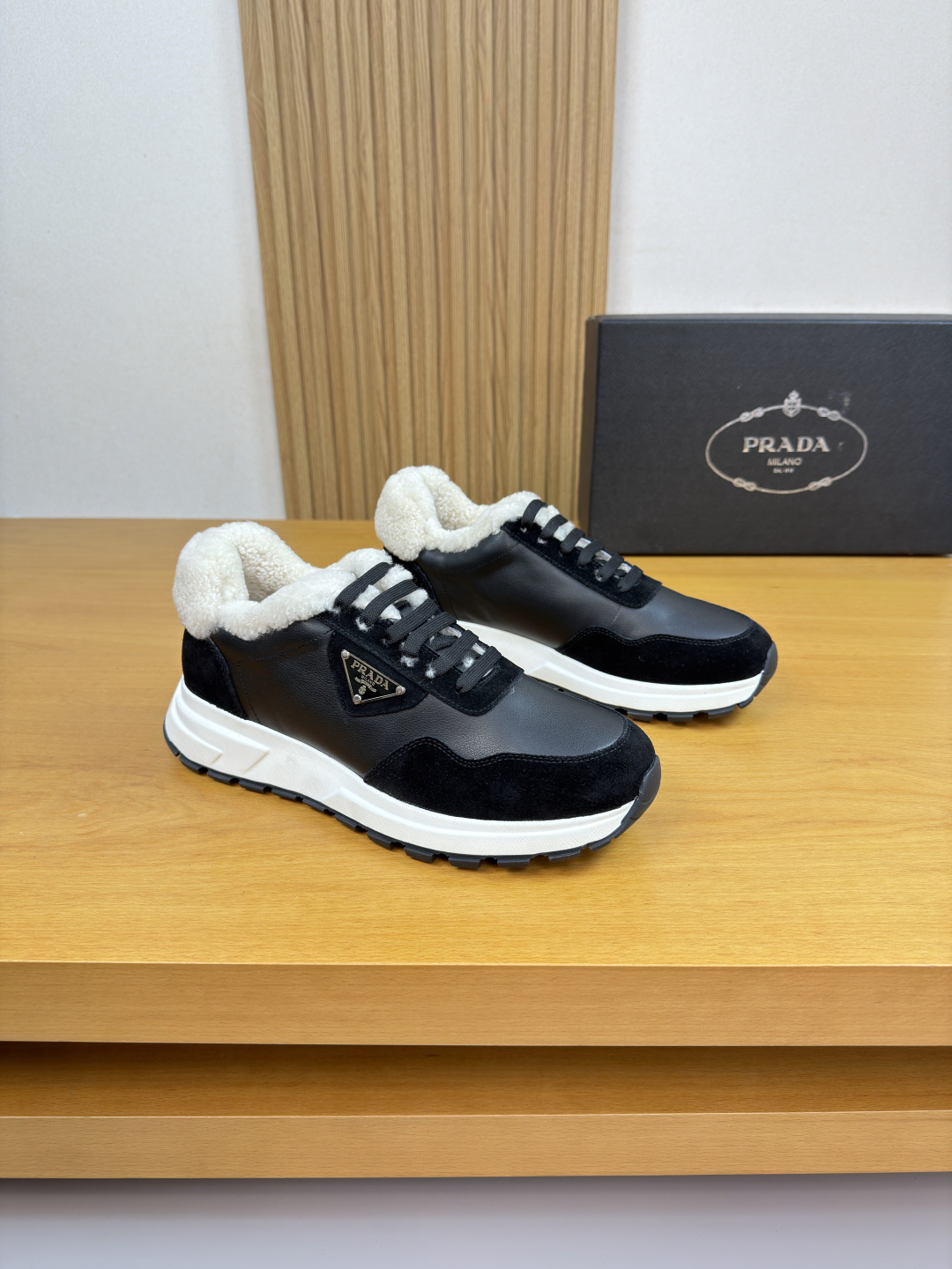 NO:690080,[PRADA] Prada - high-end quality original casual sports shoes - upper Nappa calfskin, suede calfskin, shoe body sewn brand metal fasteners - lining Australian wool, feet; water-dyed cowhide - outsole ultra-light TPU foam rubber; molded outsole - ultra-high quality control, fine workmanship highlighted (high-end, luxury, grade) -Size  39-44 (38,45, can be customized)·PR9787,,prada,prada,sneakers,cowhide19860909【PRADA】普拉达 -高端品质 原单·休闲运动鞋 -鞋面纳帕小牛皮、反绒小牛皮、鞋身车缝品牌金属扣件 -内里澳洲羊毛,垫脚；水染牛皮 -大底超轻TPU发泡·橡胶；成型大底 -超高品控·做工精细凸显(高端·贵气·档次) -Size 39-44（38,45,可订做)·PR9787,,prada,prada,sneakers,cowhide,Men's shoes