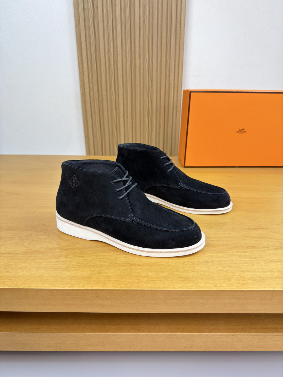NO:690083,[HERMES] Hermès - high-end quality, original single, slip-on casual shoes - high mercerized suede calfskin upper, stitching on the outside of the shoe, shoe ears. Air-pressure brand totem - water-dyed cowhide inside - ultra-light TPU foam outsole, genuine leather welt; combined molded outsole - ultra-high quality control, fine workmanship highlighted (high-end, luxury, grade) -Size  39-44 (38, 45, customized)·H1217,,hermes,hermes,cowhide19860909【 HERMES】爱马仕 -高端品质·原单·套脚休闲鞋 -鞋面高丝光反绒小牛皮、鞋丹外合车缝线、鞋耳.空压品牌图腾 -内里水染牛皮 -大底超轻TPU发泡·真皮沿条；组合成型大底 -超高品控·做工精细凸显(高端·贵气·档次) -Size 39-44（38,45,订做)·H1217,,hermes,hermes,cowhide,Men's shoes