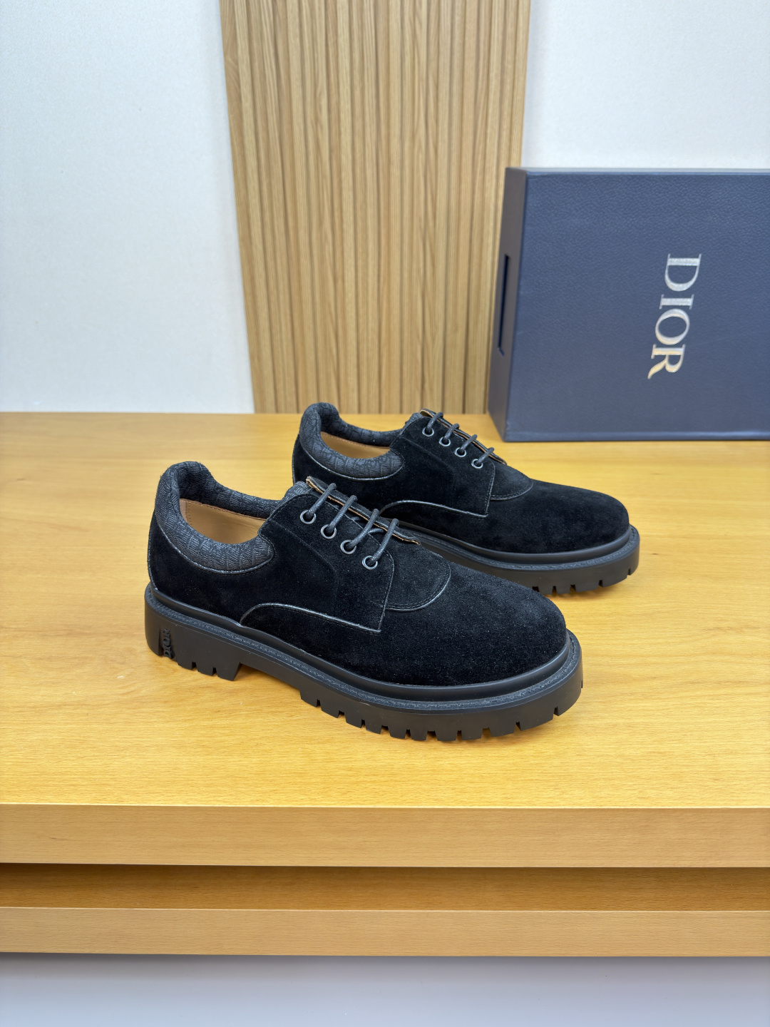 NO:690085,[Dior] Dior - high-end quality original order formal leather shoes - upper original high mercerized suede calfskin, shoe collar. Brand totem cloth, perfect splicing - lining water-dyed cowhide - outsole ultra-light TPR rubber; molded outsole - ultra-high quality control and fine workmanship (high-end, luxury, grade) -Size  39-44 (38,45, can be customized)·D0126,,dior,dior,cowhide19860909【 Dior】迪奥  -高端品质 原单·正装皮鞋 -鞋面原版高丝光反绒小牛皮、鞋口.品牌图腾布匹、完美拼接 -内里水染牛皮 -大底超轻TPR·橡胶；成型大底 -超高品控·做工精细凸显(高端·贵气·档次) -Size 39-44（38,45,可订做)·D0126,,dior,dior,cowhide,Men's shoes