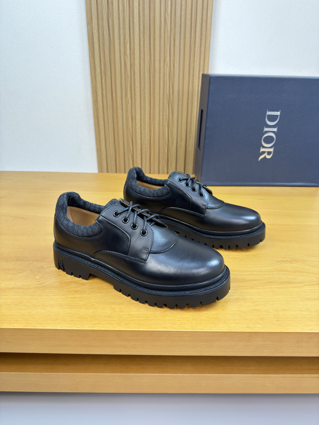 NO:690087,[Dior] Dior - High-end quality original formal leather shoes - Original nappa calfskin upper, shoe mouth. Brand totem cloth, perfect splicing - Water-dyed cowhide inside - Ultra-light TPR rubber outsole; molded outsole - Ultra-high quality control, fine workmanship (high-end, extravagance, grade) -Size 39-44 (38,45, can be customized)·D0126,, dior, dior, cowhide19860909【 Dior】迪奥  -高端品质 原单·正装皮鞋 -鞋面原版纳帕小牛皮、鞋口.品牌图腾布匹、完美拼接 -内里水染牛皮 -大底超轻TPR·橡胶；成型大底 -超高品控·做工精细凸显(高端·贵气·档次) -Size 39-44（38,45,可订做)·D0126,,dior,dior,cowhide,Men's shoes