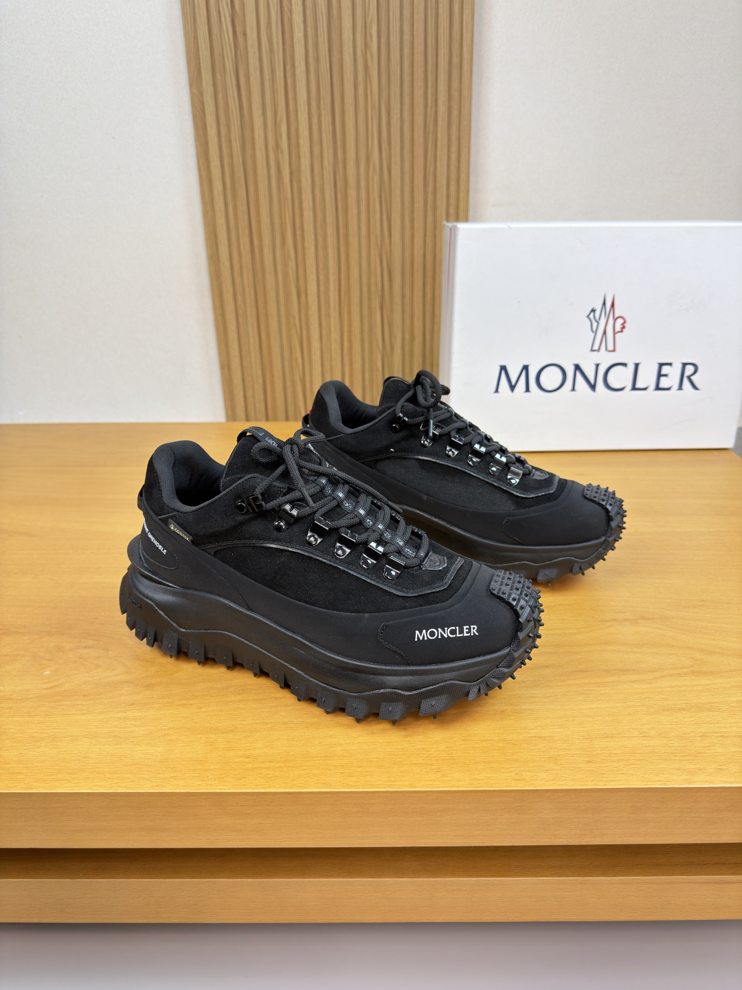 NO:690096,[MONCLER] Moncler (Mongolia) - high-end quality original casual sports shoes - upper Nappa calfskin, suede calfskin, brand logo webbing, shoe body injection brand plastic logo - brand canvas lining - outsole ultra-light TPU foam rubber; molded outsole - ultra-high quality control, fine workmanship highlighted (high-end, luxury, grade) -Size  39-44 (38,45, can be customized)·0126,,Moncler,Moncler,sneakers,cowhide19860909【MONCLER】盟可睐(蒙口) -高端品质 原单·休闲运动鞋 -鞋面纳帕小牛皮、反绒小牛皮、品牌logo织带、鞋身注塑品牌塑胶logo -内里品牌帆布 -大底超轻TPU发泡·橡胶；成型大底 -超高品控·做工精细凸显(高端·贵气·档次) -Size 39-44（38,45,可订做)·0126,,Moncler,Moncler,sneakers,cowhide,Men's shoes