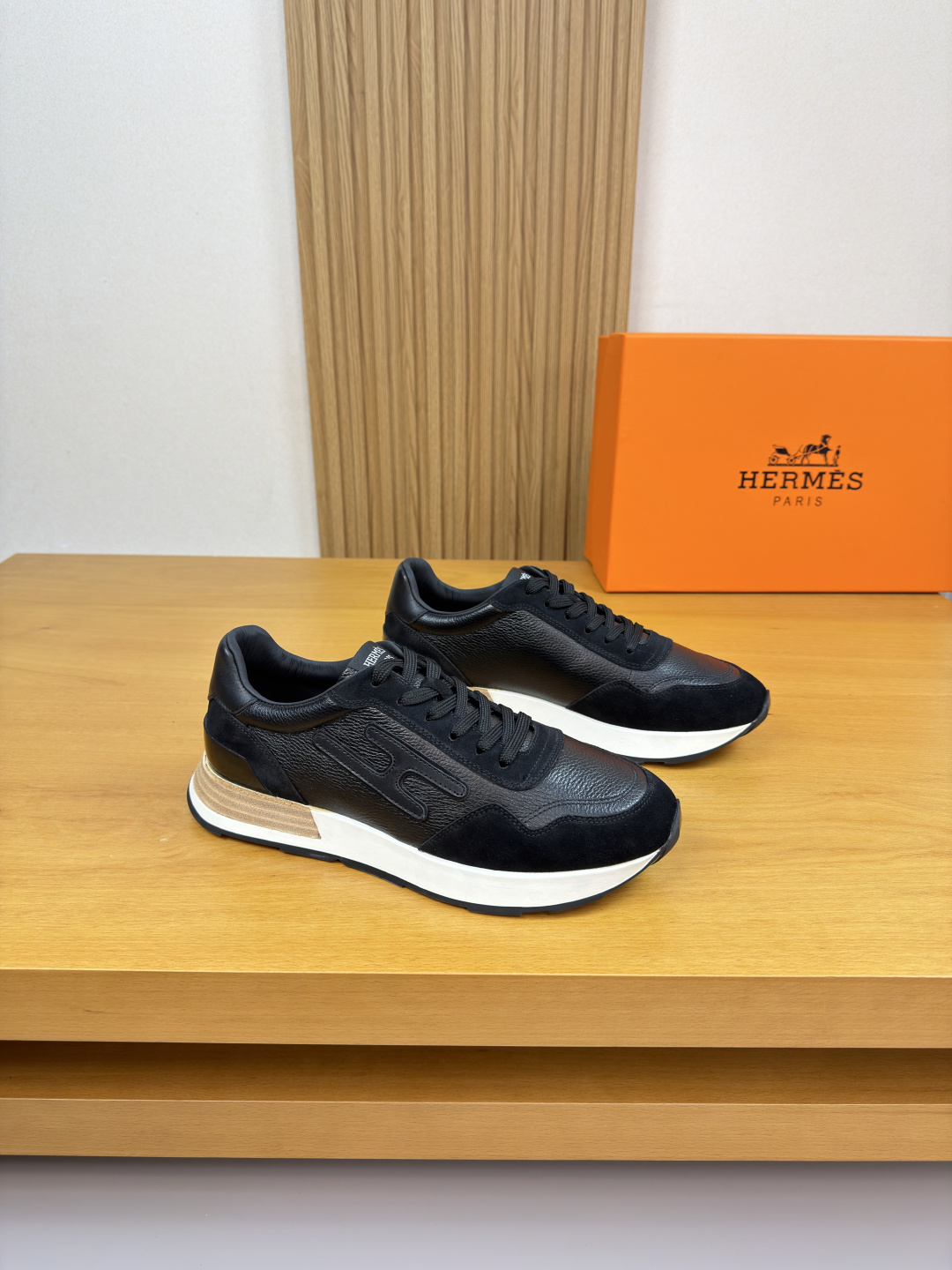 NO:690166,[HERMES] Hermès - high-end quality original casual sports shoes - original pebbled calfskin, suede calfskin, shoe body sewn with 'H' totem, tongue, sewn brand logo cloth - lining water-dyed cowhide - outsole original TPR rubber; two-color molded outsole - ultra-high quality control, fine workmanship highlighted (high-end, luxury, grade) -Size  38-44 (45, can be customized)·0157,,hermes,hermes,sneakers,cowhide19860909【 HERMES】爱马仕 -高端品质 原单·休闲运动鞋 -原版荔纹小牛皮、反绒小牛皮、鞋身车缝’H‘图腾、鞋舌.车缝品牌logo布标 -内里水染牛皮 -大底原版TPR·橡胶；双色成型大底 -超高品控·做工精细凸显(高端·贵气·档次) -Size 38-44（45,可订做)·0157,,hermes,hermes,sneakers,cowhide,Men's shoes