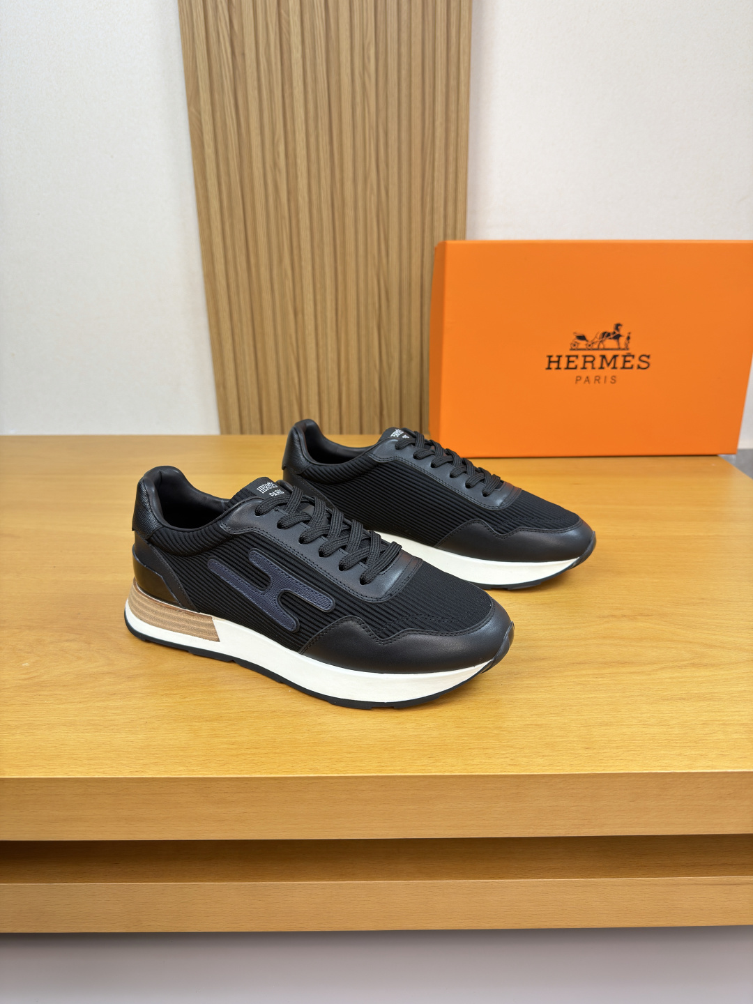 NO:690171,[HERMES] Hermès - high-end quality original casual sports shoes - original nappa calfskin, high mercerized striped cloth, shoe body sewn with 'H' totem, tongue, sewn brand logo cloth - lining water-dyed cowhide - outsole original TPR rubber; two-color molded outsole - ultra-high quality control, fine workmanship highlighted (high-end, luxury, grade) -Size  38-44 (45, can be customized)·0157,,hermes,hermes,sneakers,cowhide19860909【 HERMES】爱马仕 -高端品质 原单·休闲运动鞋 -原版纳帕小牛皮、高丝光条纹布匹、鞋身车缝’H‘图腾、鞋舌.车缝品牌logo布标 -内里水染牛皮 -大底原版TPR·橡胶；双色成型大底 -超高品控·做工精细凸显(高端·贵气·档次) -Size 38-44（45,可订做)·0157,,hermes,hermes,sneakers,cowhide,Men's shoes