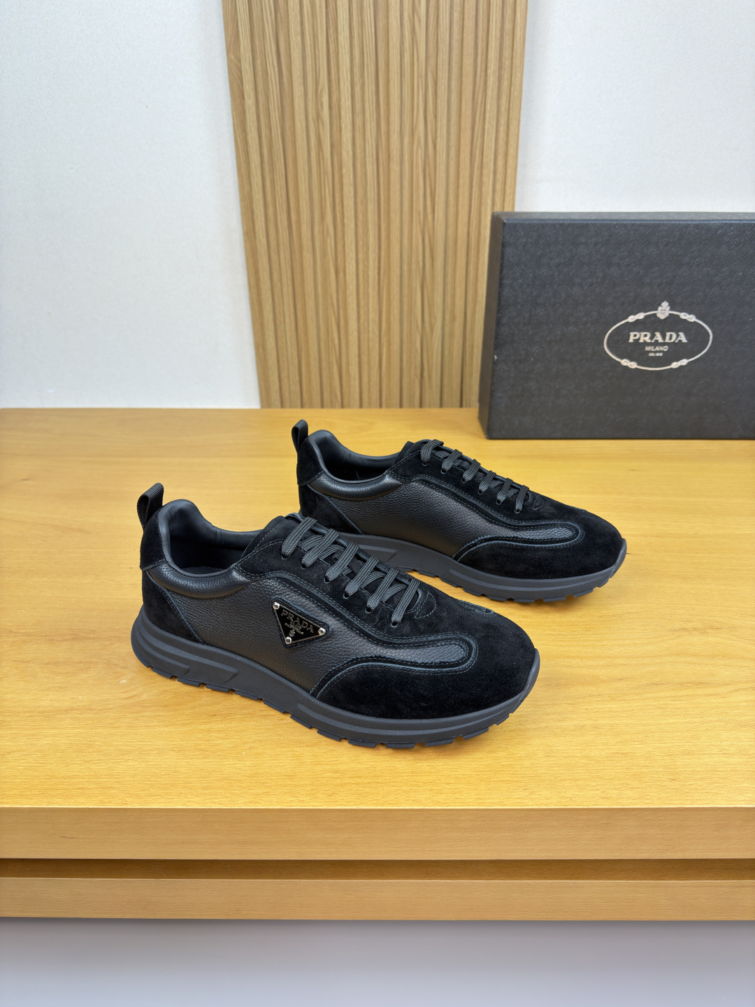 NO:690174,[PRADA] Prada - high-end quality original casual sports shoes - imported pebbled calfskin, suede calfskin on the upper, branded metal logo fasteners sewn on the shoe body, and brand webbing on the heel - water-dyed cowhide on the inside - ultra-light TPU foam rubber on the outsole; two-color molded outsole - ultra-high quality control, fine workmanship highlighted (high-end, luxury, grade) -Size  38-44 (45, can be customized)·PRD0157,,prada,prada,sneakers,cowhide19860909【PRADA】普拉达 -高端品质 原单·休闲运动鞋 -鞋面进口荔纹小牛皮、反绒小牛皮、鞋身车缝品牌金属logo扣件、后跟.品牌织带 -内里水染牛皮 -大底超轻TPU发泡·橡胶；双色成型大底 -超高品控·做工精细凸显(高端·贵气·档次) -Size 38-44（45,可订做)·PRD0157,,prada,prada,sneakers,cowhide,Men's shoes