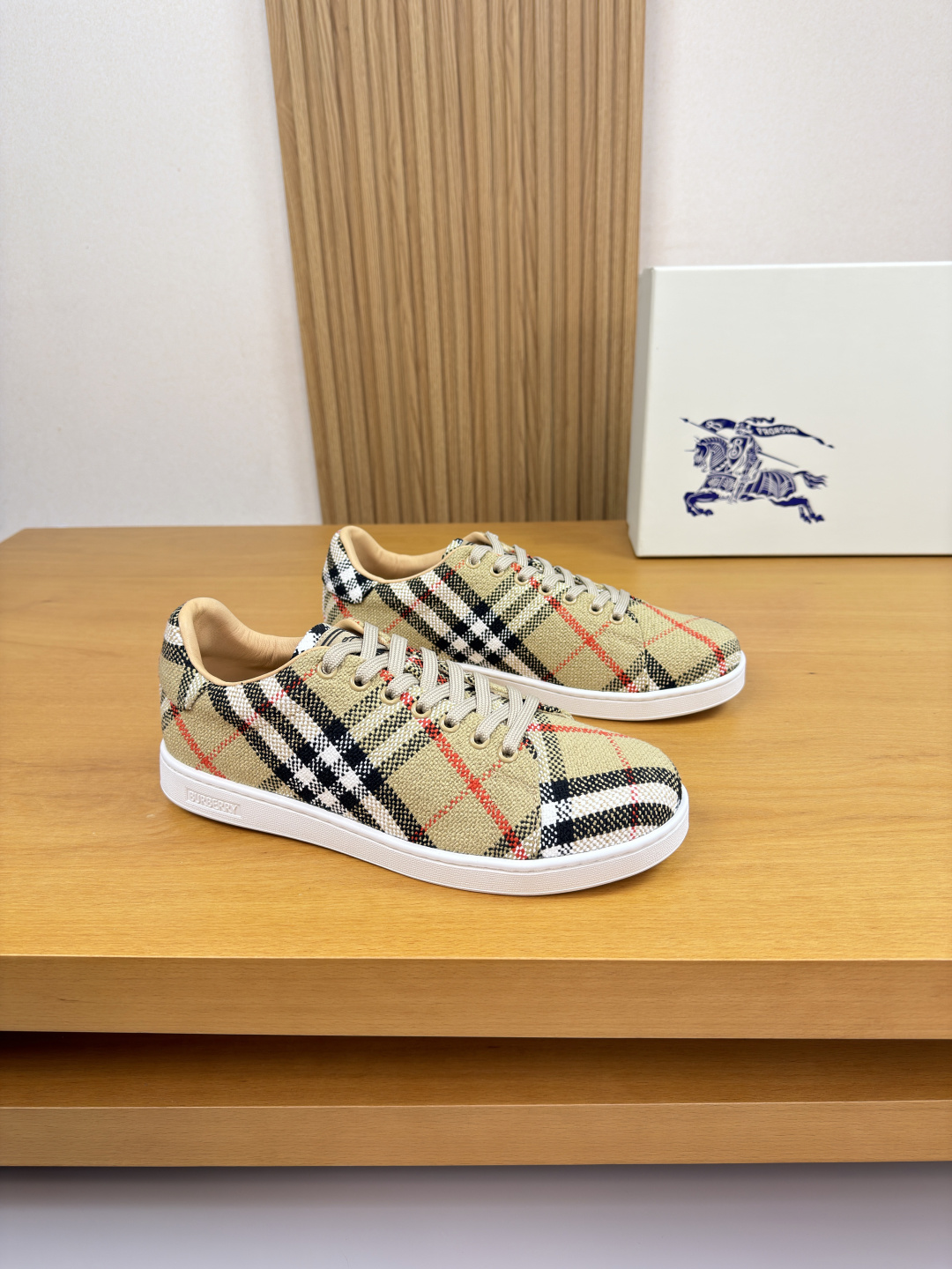 【 BURBERRY】巴宝莉 P260
-高端品质 原单·休闲运动板鞋
-鞋面:进口🔝品牌图腾布匹、鞋舌.注塑品牌图腾logo
-内里:水染牛皮
-大底:超轻TPR橡胶; 成型大底
-超高品控·做工精细:凸显(高端·贵气·档次)
-Size :38-44(45.可订做)·BBR0157