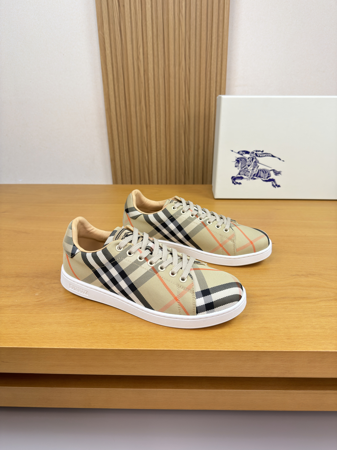 【 BURBERRY】巴宝莉 P260
-高端品质 原单·休闲运动板鞋
-鞋面:进口🔝品牌图腾布匹、鞋舌.注塑品牌图腾logo
-内里:水染牛皮
-大底:超轻TPR橡胶; 成型大底
-超高品控·做工精细:凸显(高端·贵气·档次)
-Size :38-44(45.可订做)·BBR0157