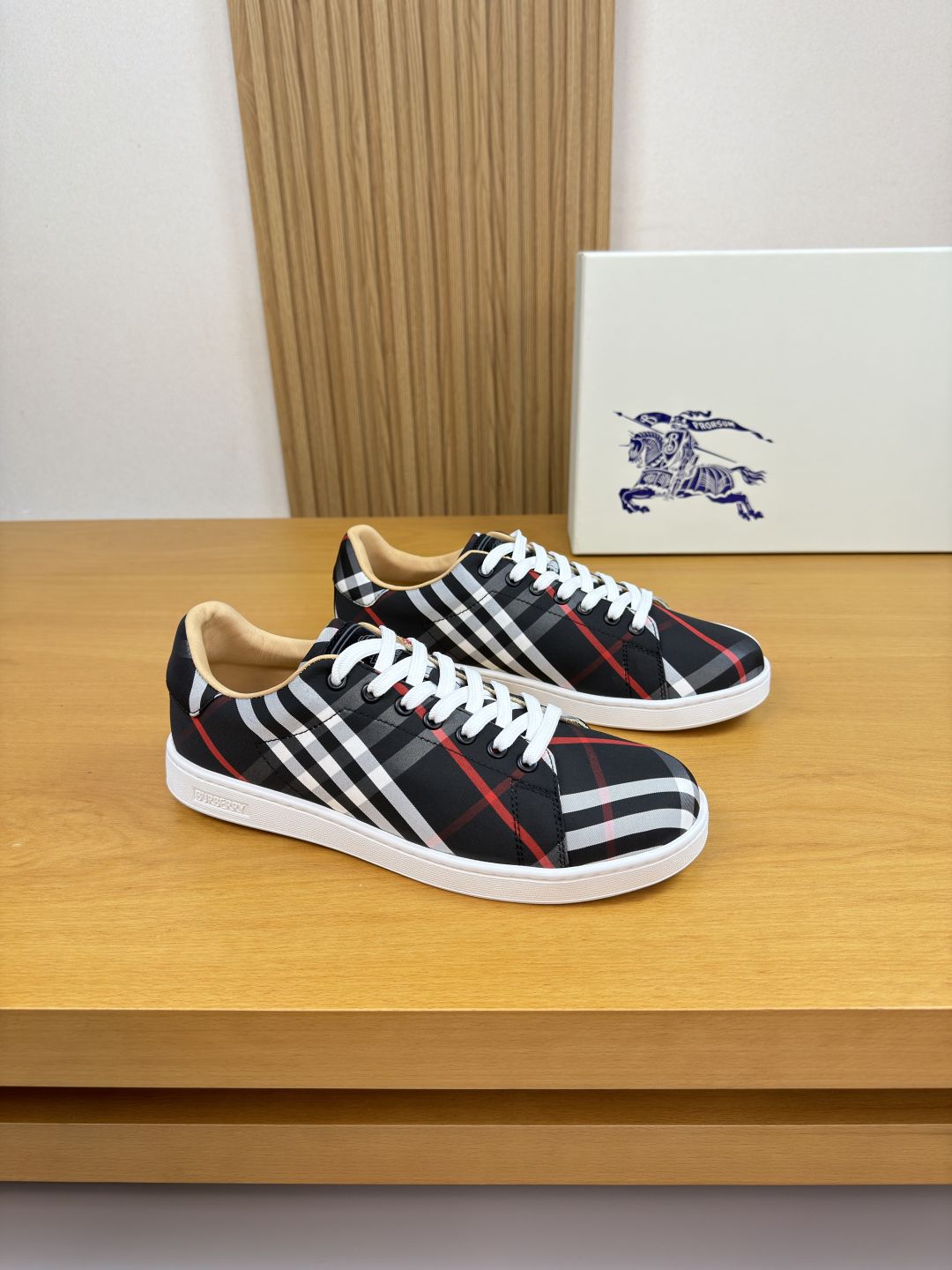 【 BURBERRY】巴宝莉 P260
-高端品质 原单·休闲运动板鞋
-鞋面:进口🔝品牌图腾布匹、鞋舌.注塑品牌图腾logo
-内里:水染牛皮
-大底:超轻TPR橡胶; 成型大底
-超高品控·做工精细:凸显(高端·贵气·档次)
-Size :38-44(45.可订做)·BBR0157