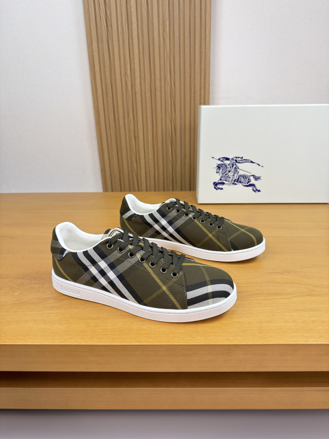 【 BURBERRY】巴宝莉 P260
-高端品质 原单·休闲运动板鞋
-鞋面:进口🔝品牌图腾布匹、鞋舌.注塑品牌图腾logo
-内里:水染牛皮
-大底:超轻TPR橡胶; 成型大底
-超高品控·做工精细:凸显(高端·贵气·档次)
-Size :38-44(45.可订做)·BBR0157