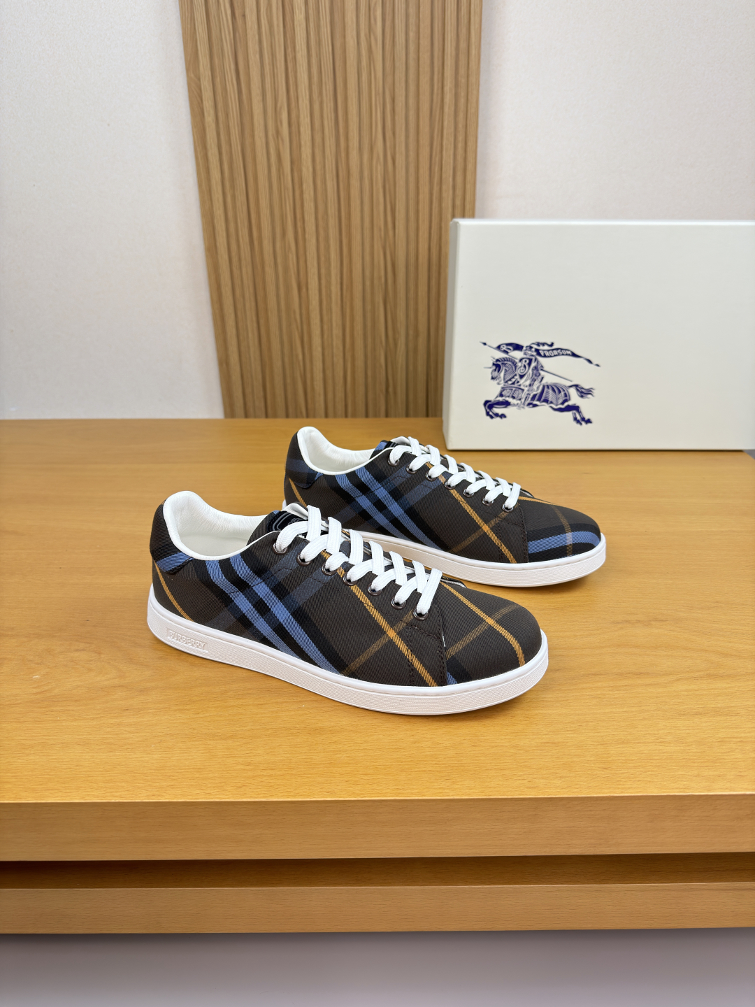 【 BURBERRY】巴宝莉 P260
-高端品质 原单·休闲运动板鞋
-鞋面:进口🔝品牌图腾布匹、鞋舌.注塑品牌图腾logo
-内里:水染牛皮
-大底:超轻TPR橡胶; 成型大底
-超高品控·做工精细:凸显(高端·贵气·档次)
-Size :38-44(45.可订做)·BBR0157