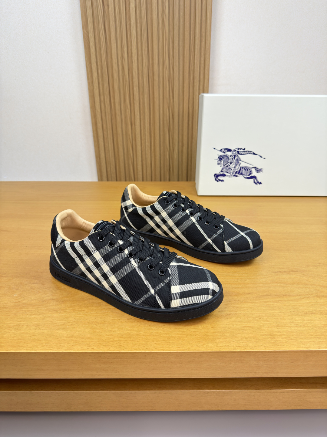 NO:690176,[BURBERRY] Burberry - High-end quality original casual sports sneakers - Imported brand totem cloth on the upper, tongue. Injection-molded brand totem logo - Water-dyed cowhide inside - Ultra-light TPR rubber on the outsole; Molded outsole - Ultra-high quality control·Fine workmanship highlights (high-end, extravagance, grade) -Size 38-44 (45. can be customized)·BBR0157,, burberry, burberry, cowhide19860909【 BURBERRY】巴宝莉 -高端品质 原单·休闲运动板鞋 -鞋面进口品牌图腾布匹、鞋舌.注塑品牌图腾logo -内里水染牛皮 -大底超轻TPR橡胶; 成型大底 -超高品控·做工精细凸显(高端·贵气·档次) -Size 38-44（45.可订做)·BBR0157,,burberry,burberry,cowhide,Men's shoes