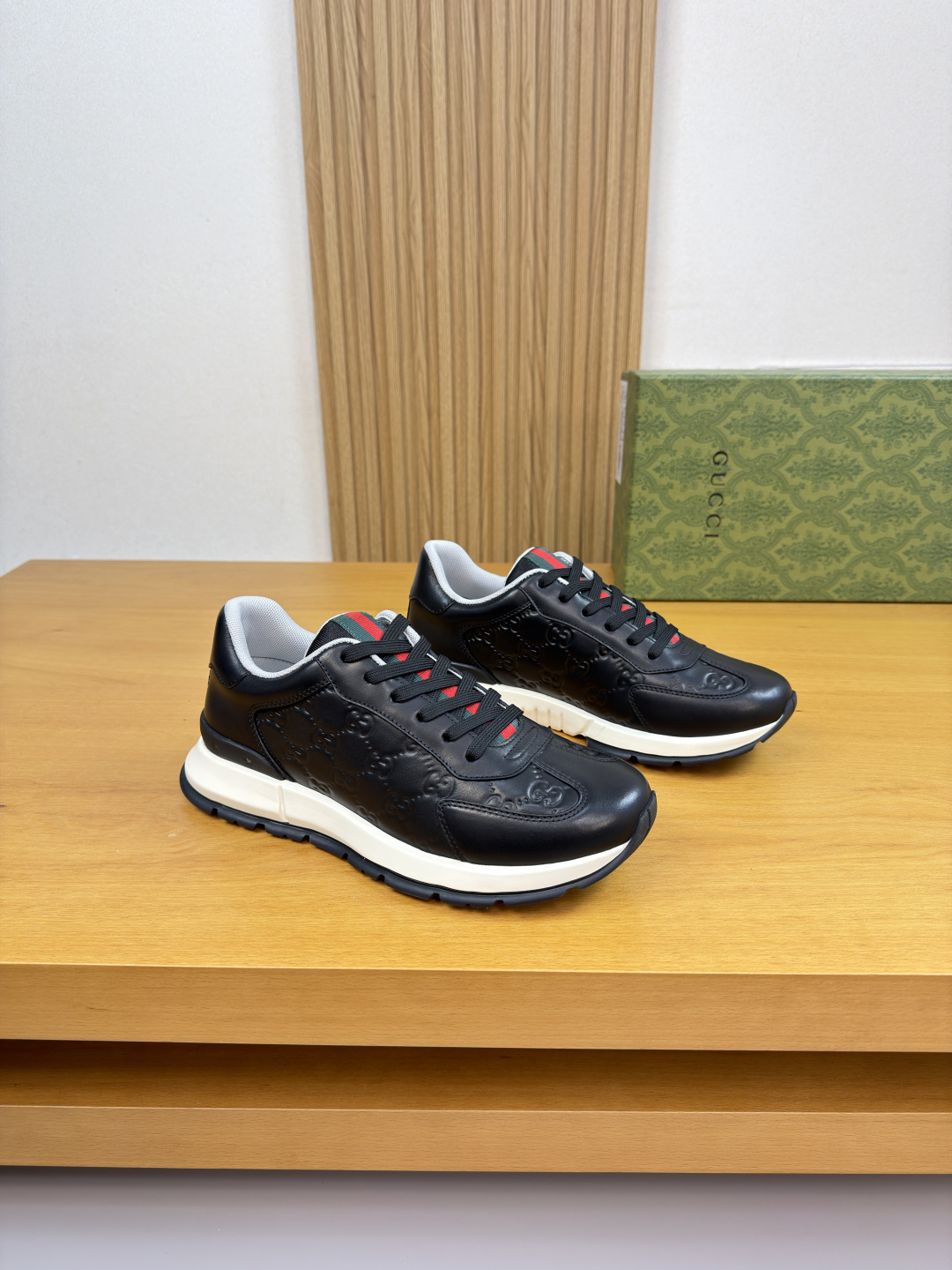 NO:690187,[Gucci] Gucci - High-end quality original order·Casual sports shoes -Nappa calfskin upper, Nappa calfskin air-pressure brand totem, tongue. Sewn brand webbing, heel silk screen high-frequency brand logo -Water-dyed cowhide lining -Ultra-light TPU foam outsole·Rubber two-color molded outsole -Ultra-high quality control·Fine workmanship highlights (high-end·luxury·grade) -Size  38-44 (45, can be customized)·G61850,,gucci,gucci,sneakers,cowhide19860909【Gucci】古驰 -高端品质 原单·休闲运动鞋 -鞋面纳帕小牛皮、纳帕小牛皮空压品牌图腾、鞋舌.车缝品牌织带、后跟丝印高周波品牌logo -内里水染牛皮 -大底超轻TPU发泡·橡胶双色成型大底 -超高品控·做工精细凸显(高端·贵气·档次) -Size 38-44（45,可订做)·G61850,,gucci,gucci,sneakers,cowhide,Men's shoes