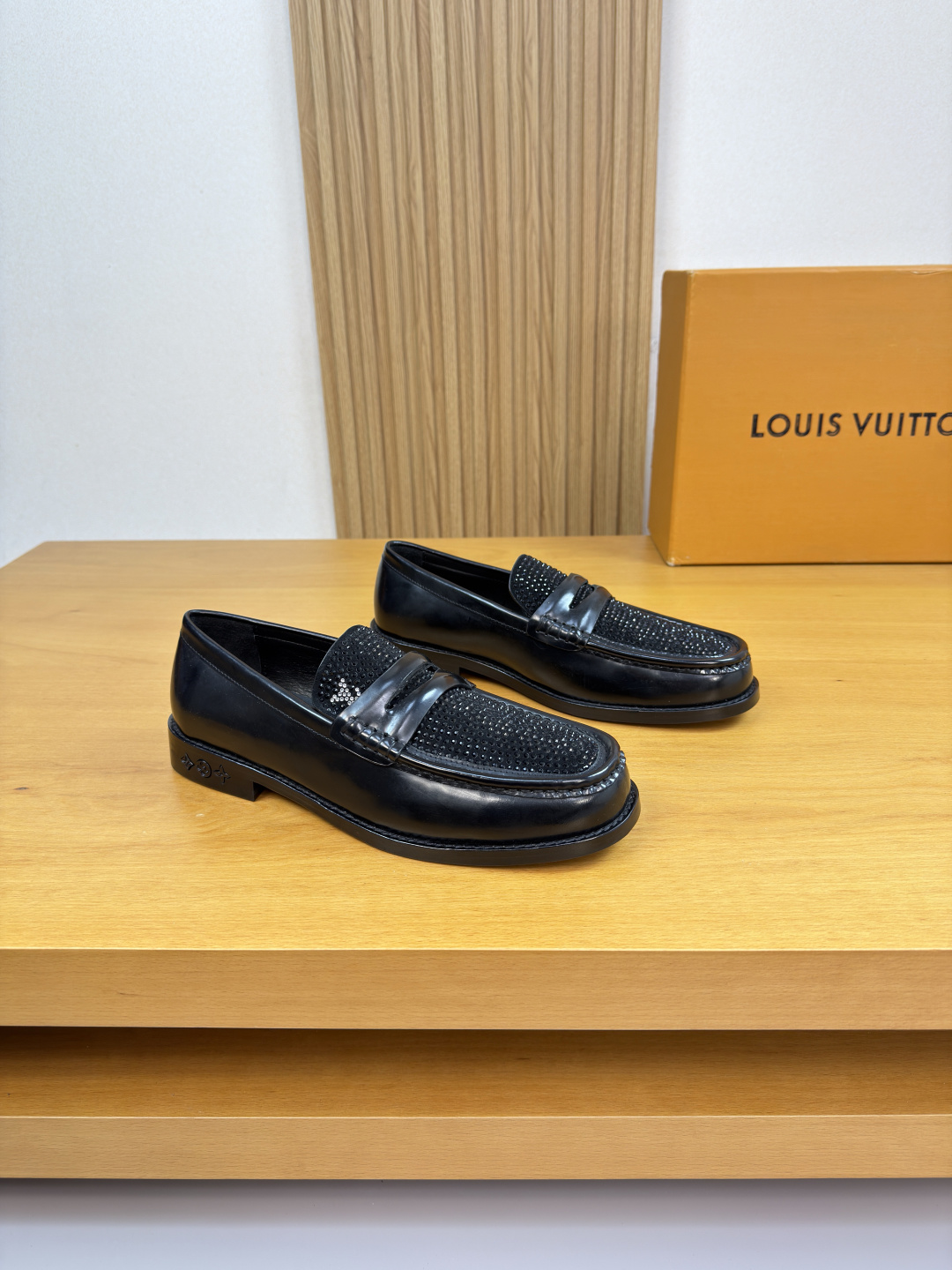 NO:690308,[Louis Vuitton] Louis Vuitton - high-end quality, original, formal leather shoes - imported nappa calfskin upper, shoe leather, hand-made diamond workmanship, brand cross-arm decoration - water-dyed cowhide inside - ultra-light genuine leather outsole, TR rubber, combined molded leather outsole - ultra-high quality control, fine workmanship (high-end, luxury, grade) -Size 38-44 (45.46. can be customized)·0185, Louis  vuitton,louis vuitton,cowhide,leather soles19860909【 Louis Vuitton】路易威登 -高端品质·原单·正装皮鞋 -鞋面进口纳帕小牛皮、鞋丹.手工镶钻工艺、品牌横担装饰 -内里水染牛皮 -大底超轻真皮·TR橡胶·组合成型真皮大底 -超高品控·做工精细凸显(高端·贵气·档次) -Size 38-44（45.46.可订做)·0185,,louis vuitton,louis vuitton,cowhide,Leather soles,Men's shoes