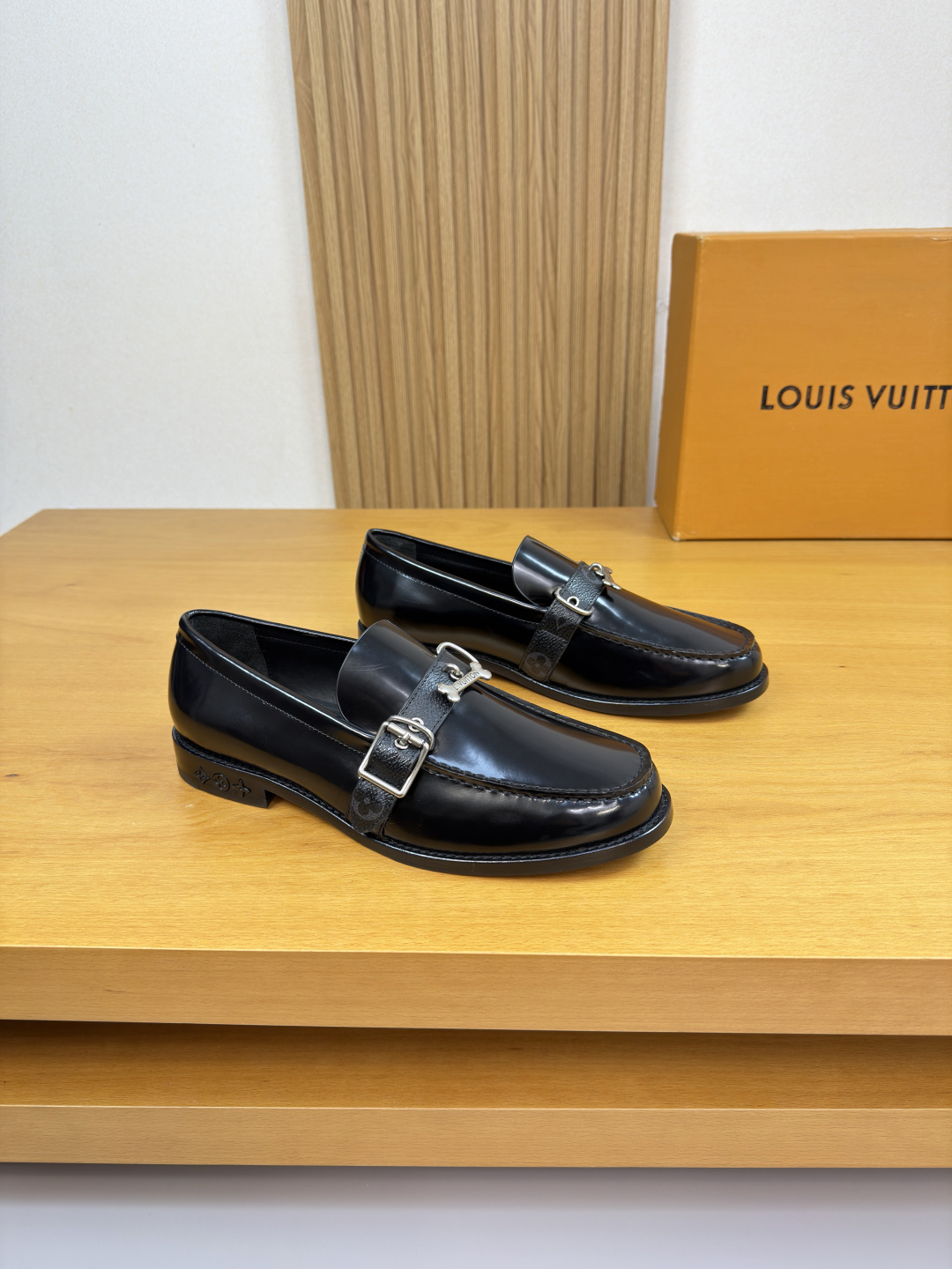 NO:690310,[Louis Vuitton] Louis Vuitton - high-end quality, original, formal leather shoes - imported open-edge beaded calfskin, shoe leather, hand-stitched mark thread, brand metal fastener cross-arm decoration - water-dyed cowhide lining - ultra-light genuine leather outsole, TR rubber, combined molded leather outsole - ultra-high quality control, fine workmanship highlighted (high-end, luxury, grade) -Size  38-44 (45.46. Can be customized)·0185,,louis vuitton,louis vuitton,cowhide,Leather soles19860909【 Louis Vuitton】路易威登 -高端品质·原单·正装皮鞋 -鞋面进口开边珠小牛皮、鞋丹.手工串缝马克线、品牌金属扣件横担装饰 -内里水染牛皮 -大底超轻真皮·TR橡胶·组合成型真皮大底 -超高品控·做工精细凸显(高端·贵气·档次) -Size 38-44（45.46.可订做)·0185,,louis vuitton,louis vuitton,cowhide,Leather soles,Men's shoes