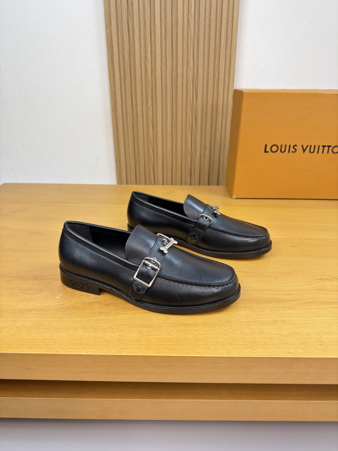 NO:690311,[Louis Vuitton] Louis Vuitton - high-end quality, original, formal leather shoes - uppers imported nappa calfskin, shoe leather, hand-stitched mark thread, brand metal fastener cross-arm decoration - lining water-dyed cowhide - outsole ultra-light leather, TR rubber, combined molded leather outsole - ultra-high quality control, fine workmanship highlighted (high-end, luxury, grade) -Size  38-44 (45.46. Can be customized)·0185,,louis vuitton,louis vuitton,cowhide,Leather soles19860909【 Louis Vuitton】路易威登 -高端品质·原单·正装皮鞋 -鞋面进口纳帕小牛皮、鞋丹.手工串缝马克线、品牌金属扣件横担装饰 -内里水染牛皮 -大底超轻真皮·TR橡胶·组合成型真皮大底 -超高品控·做工精细凸显(高端·贵气·档次) -Size 38-44（45.46.可订做)·0185,,louis vuitton,louis vuitton,cowhide,Leather soles,Men's shoes