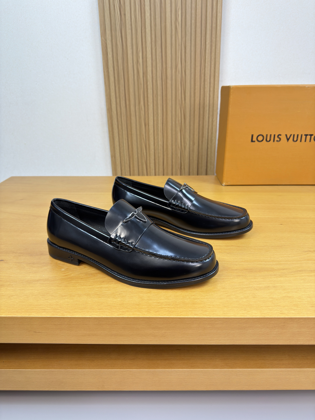 NO:690312,[Louis Vuitton] Louis Vuitton - high-end quality, original, formal leather shoes - imported open-edge beaded calfskin, shoe leather, hand-stitched mark thread, brand metal fastener cross-arm decoration - water-dyed cowhide lining - ultra-light genuine leather outsole, TR rubber, combined molded leather outsole - ultra-high quality control, fine workmanship highlighted (high-end, luxury, grade) -Size  38-44 (45.46. Can be customized)·0185,,louis vuitton,louis vuitton,cowhide,Leather soles19860909【 Louis Vuitton】路易威登 -高端品质·原单·正装皮鞋 -鞋面进口开边珠小牛皮、鞋丹.手工串缝马克线、品牌金属扣件横担装饰 -内里水染牛皮 -大底超轻真皮·TR橡胶·组合成型真皮大底 -超高品控·做工精细凸显(高端·贵气·档次) -Size 38-44（45.46.可订做)·0185,,louis vuitton,louis vuitton,cowhide,Leather soles,Men's shoes