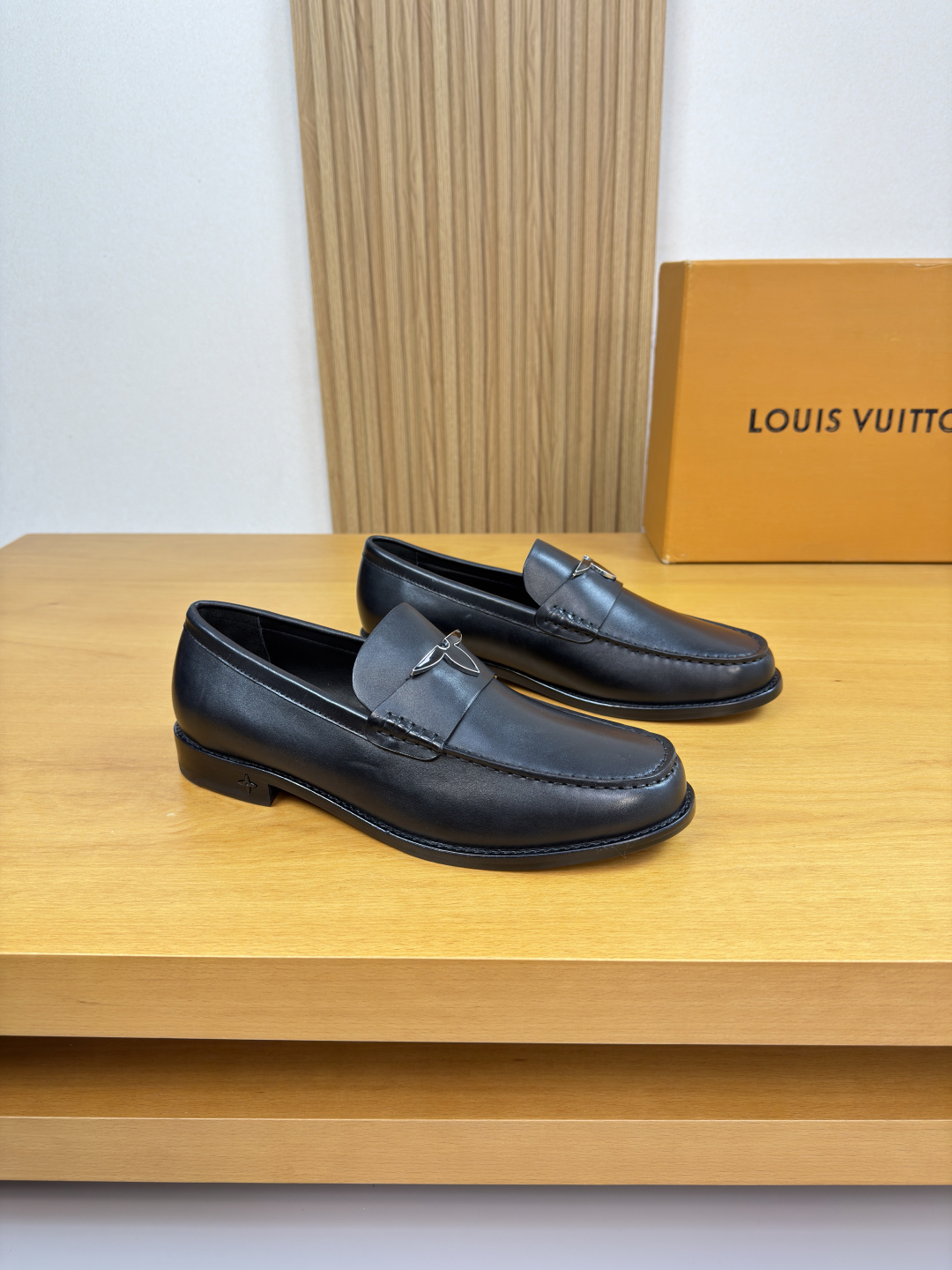 NO:690315,[Louis Vuitton] Louis Vuitton - high-end quality, original, formal leather shoes - uppers imported nappa calfskin, shoe leather, hand-stitched mark thread, brand metal fastener cross-arm decoration - lining water-dyed cowhide - outsole ultra-light leather, TR rubber, combined molded leather outsole - ultra-high quality control, fine workmanship highlighted (high-end, luxury, grade) -Size  38-44 (45.46. Can be customized)·0185,,louis vuitton,louis vuitton,cowhide,Leather soles19860909【 Louis Vuitton】路易威登 -高端品质·原单·正装皮鞋 -鞋面进口纳帕小牛皮、鞋丹.手工串缝马克线、品牌金属扣件横担装饰 -内里水染牛皮 -大底超轻真皮·TR橡胶·组合成型真皮大底 -超高品控·做工精细凸显(高端·贵气·档次) -Size 38-44（45.46.可订做)·0185,,louis vuitton,louis vuitton,cowhide,Leather soles,Men's shoes