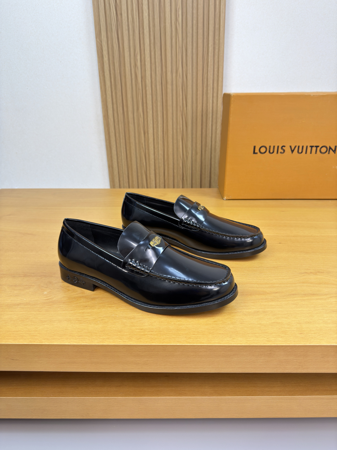 NO:690318,[Louis Vuitton] Louis Vuitton - high-end quality, original, formal leather shoes - imported open-edge beaded calfskin, shoe leather, hand-stitched mark thread, brand metal fastener cross-arm decoration - water-dyed cowhide lining - ultra-light genuine leather outsole, TR rubber, combined molded leather outsole - ultra-high quality control, fine workmanship highlighted (high-end, luxury, grade) -Size  38-44 (45.46. Can be customized)·0185,,louis vuitton,louis vuitton,cowhide,Leather soles19860909【 Louis Vuitton】路易威登 -高端品质·原单·正装皮鞋 -鞋面进口开边珠小牛皮、鞋丹.手工串缝马克线、品牌金属扣件横担装饰 -内里水染牛皮 -大底超轻真皮·TR橡胶·组合成型真皮大底 -超高品控·做工精细凸显(高端·贵气·档次) -Size 38-44（45.46.可订做)·0185,,louis vuitton,louis vuitton,cowhide,Leather soles,Men's shoes