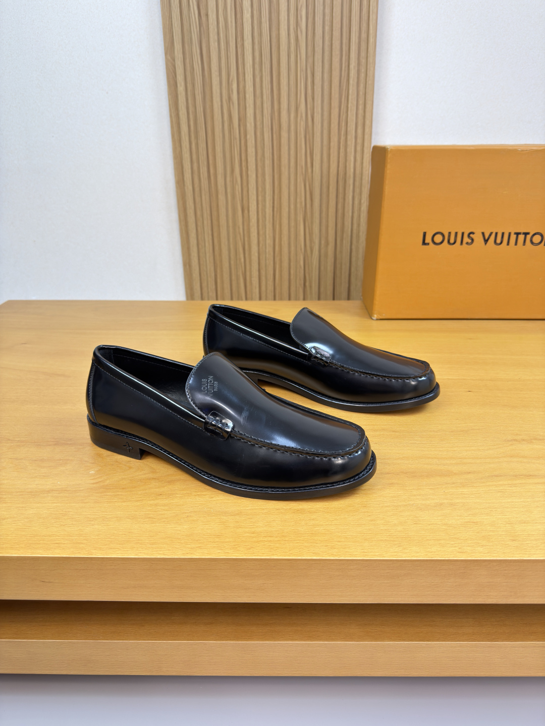 NO:690324,[Louis Vuitton] Louis Vuitton - high-end quality, original, formal leather shoes - imported open-edge beaded calfskin on the upper, shoe leather, hand-stitched mark thread, and air-pressured brand logo on the tongue - water-dyed cowhide on the inside - ultra-light leather outsole, TR rubber, combined molded leather outsole - ultra-high quality control, fine workmanship highlighted (high-end, luxury, grade) -Size  38-44 (45.46. Can be customized)·0185,,louis vuitton,louis vuitton,cowhide,Leather soles19860909【 Louis Vuitton】路易威登 -高端品质·原单·正装皮鞋 -鞋面进口开边珠小牛皮、鞋丹.手工串缝马克线、鞋舌空压品牌logo -内里水染牛皮 -大底超轻真皮·TR橡胶·组合成型真皮大底 -超高品控·做工精细凸显(高端·贵气·档次) -Size 38-44（45.46.可订做)·0185,,louis vuitton,louis vuitton,cowhide,Leather soles,Men's shoes