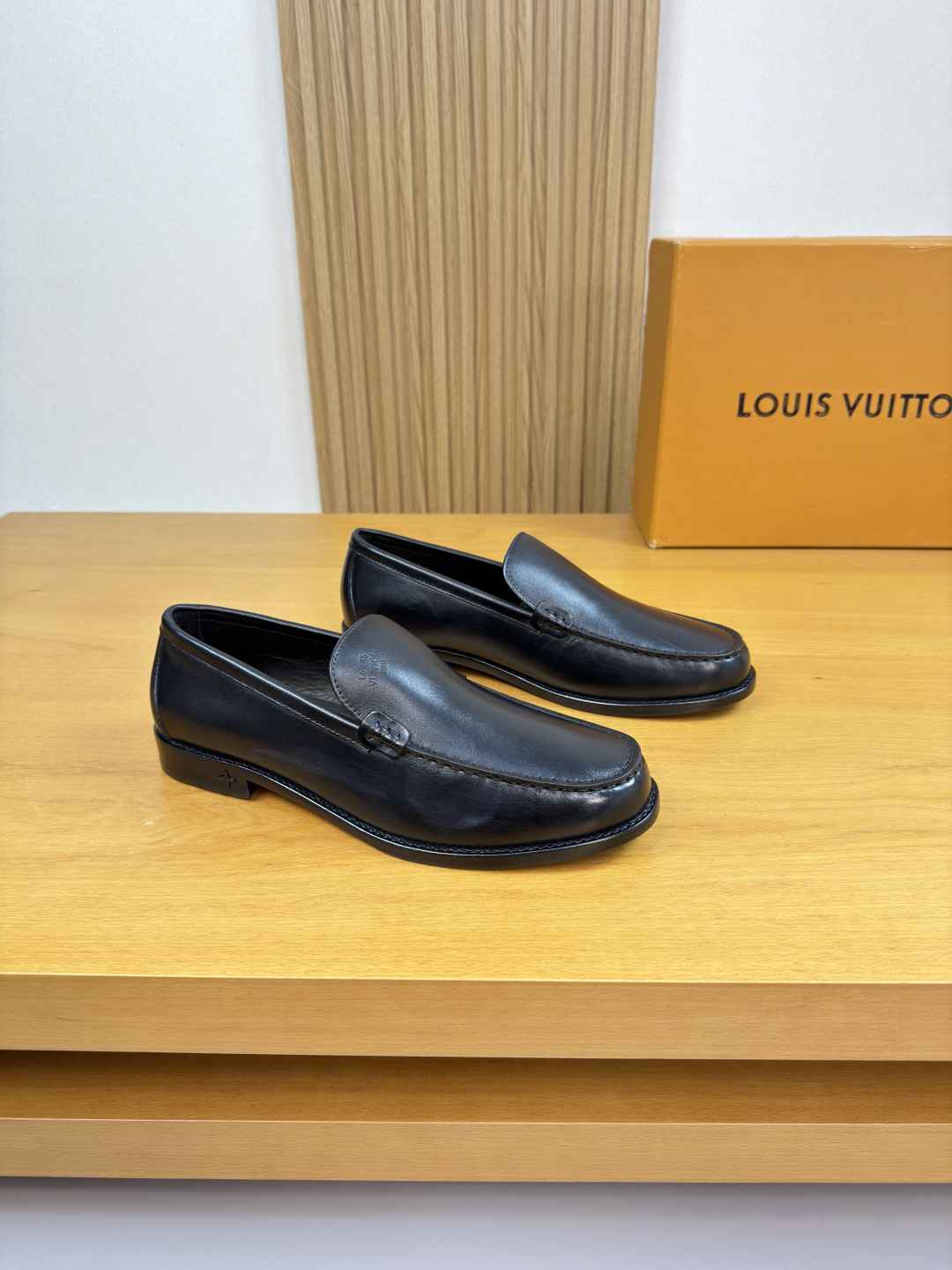 NO:690329,[Louis Vuitton] Louis Vuitton - high-end quality, original, formal leather shoes - uppers imported nappa calfskin, shoe leather, hand-stitched mark thread, tongue air-pressure brand logo - lining water-dyed cowhide - outsole ultra-light leather, TR rubber, combined molded leather outsole - ultra-high quality control, fine workmanship highlighted (high-end, luxury, grade) -Size  38-44 (45.46. Can be customized)·0185,,louis vuitton,louis vuitton,cowhide,Leather soles19860909【 Louis Vuitton】路易威登 -高端品质·原单·正装皮鞋 -鞋面进口纳帕小牛皮、鞋丹.手工串缝马克线、鞋舌空压品牌logo -内里水染牛皮 -大底超轻真皮·TR橡胶·组合成型真皮大底 -超高品控·做工精细凸显(高端·贵气·档次) -Size 38-44（45.46.可订做)·0185,,louis vuitton,louis vuitton,cowhide,Leather soles,Men's shoes