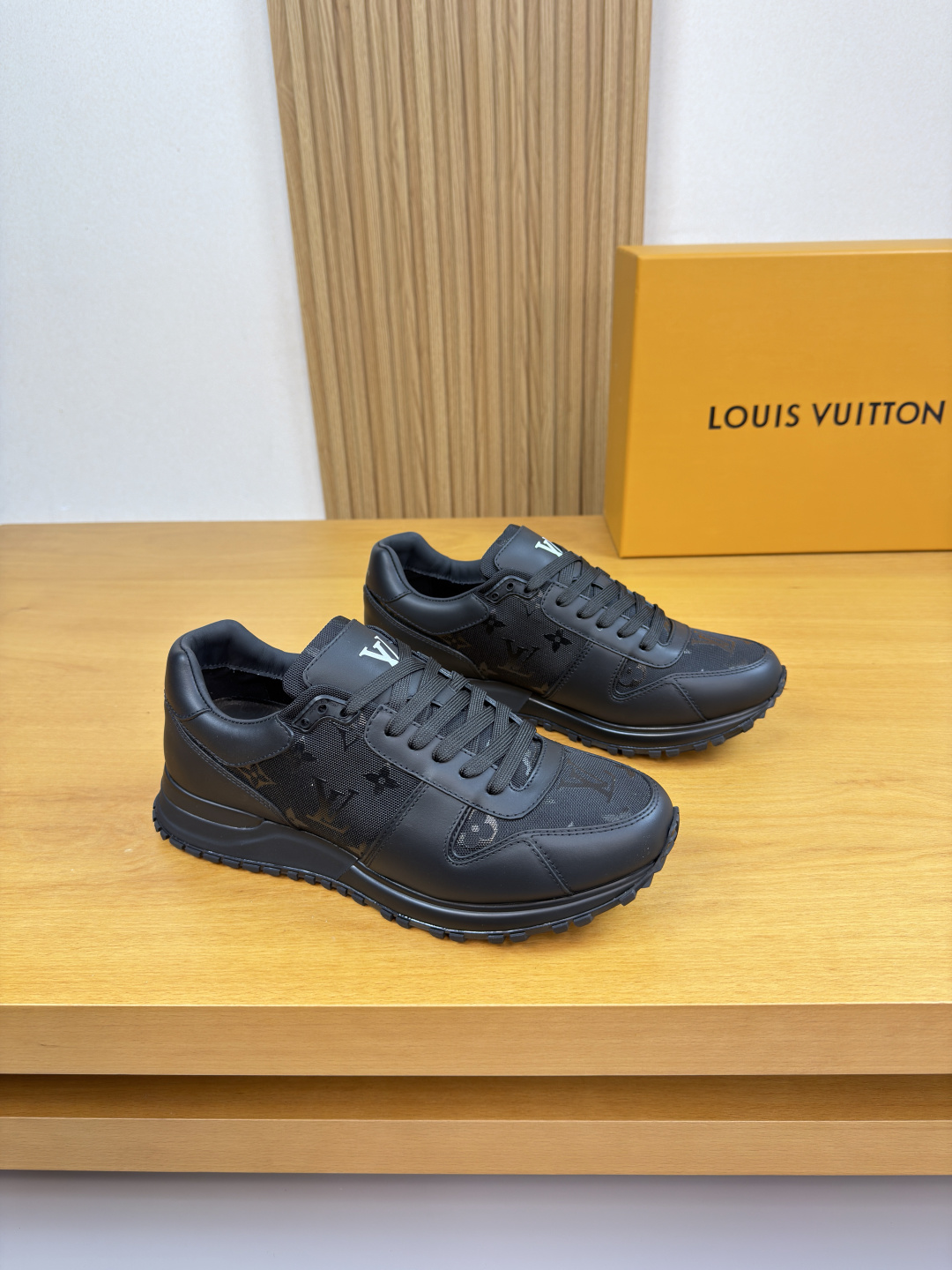 NO:690409,[Louis Vuitton] Louis Vuitton - high-end quality original order casual sports shoes - upper Nappa calfskin, brand totem canvas, tongue, heel, silk screen brand logo totem - lining water-dyed cowhide - outsole ultra-light TPU foam rubber; combined molded outsole - ultra-high quality control, fine workmanship highlighted (high-end, luxury, grade) -Size  39-44 (38,45, can be customized)·L9078,,louis vuitton,louis vuitton,sneakers,cowhide19860909【Louis Vuitton】路易威登 -高端品质 原单·休闲运动鞋 -鞋面纳帕小牛皮、品牌图腾帆布、鞋舌.后跟.丝印品牌Logo图腾 -内里水染牛皮 -大底超轻TPU发泡·橡胶；组合成型大底 -超高品控·做工精细凸显(高端·贵气·档次) -Size 39-44（38,45,可订做)·L9078,,louis vuitton,louis vuitton,sneakers,cowhide,Men's shoes