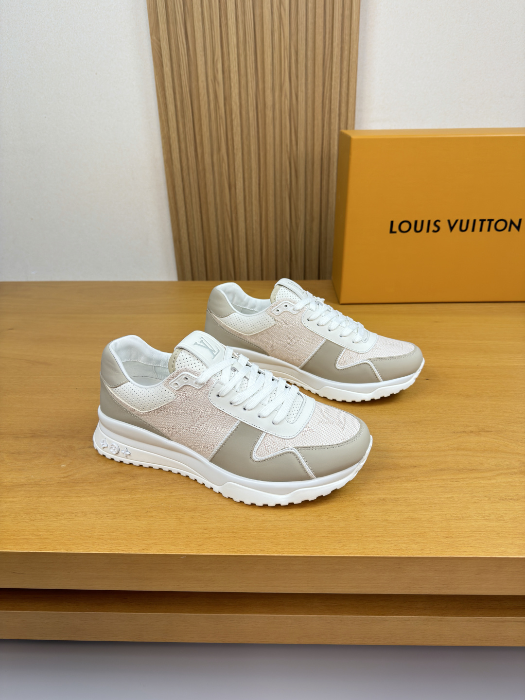 NO:690413,[Louis Vuitton] Louis Vuitton - high-end quality original casual sports shoes - upper Nappa calfskin, brand totem PVC leather, tongue, heel, silk-screen brand logo totem - lining water-dyed cowhide - outsole ultra-light TPU foam rubber; combined molded outsole - ultra-high quality control, fine workmanship highlighted (high-end, luxury, grade) -Size  39-44 (38,45, can be customized)·L9078,,louis vuitton,louis vuitton,sneakers,cowhide19860909【Louis Vuitton】路易威登 -高端品质 原单·休闲运动鞋 -鞋面纳帕小牛皮、品牌图腾PVC皮料、鞋舌.后跟.丝印品牌Logo图腾 -内里水染牛皮 -大底超轻TPU发泡·橡胶；组合成型大底 -超高品控·做工精细凸显(高端·贵气·档次) -Size 39-44（38,45,可订做)·L9078,,louis vuitton,louis vuitton,sneakers,cowhide,Men's shoes