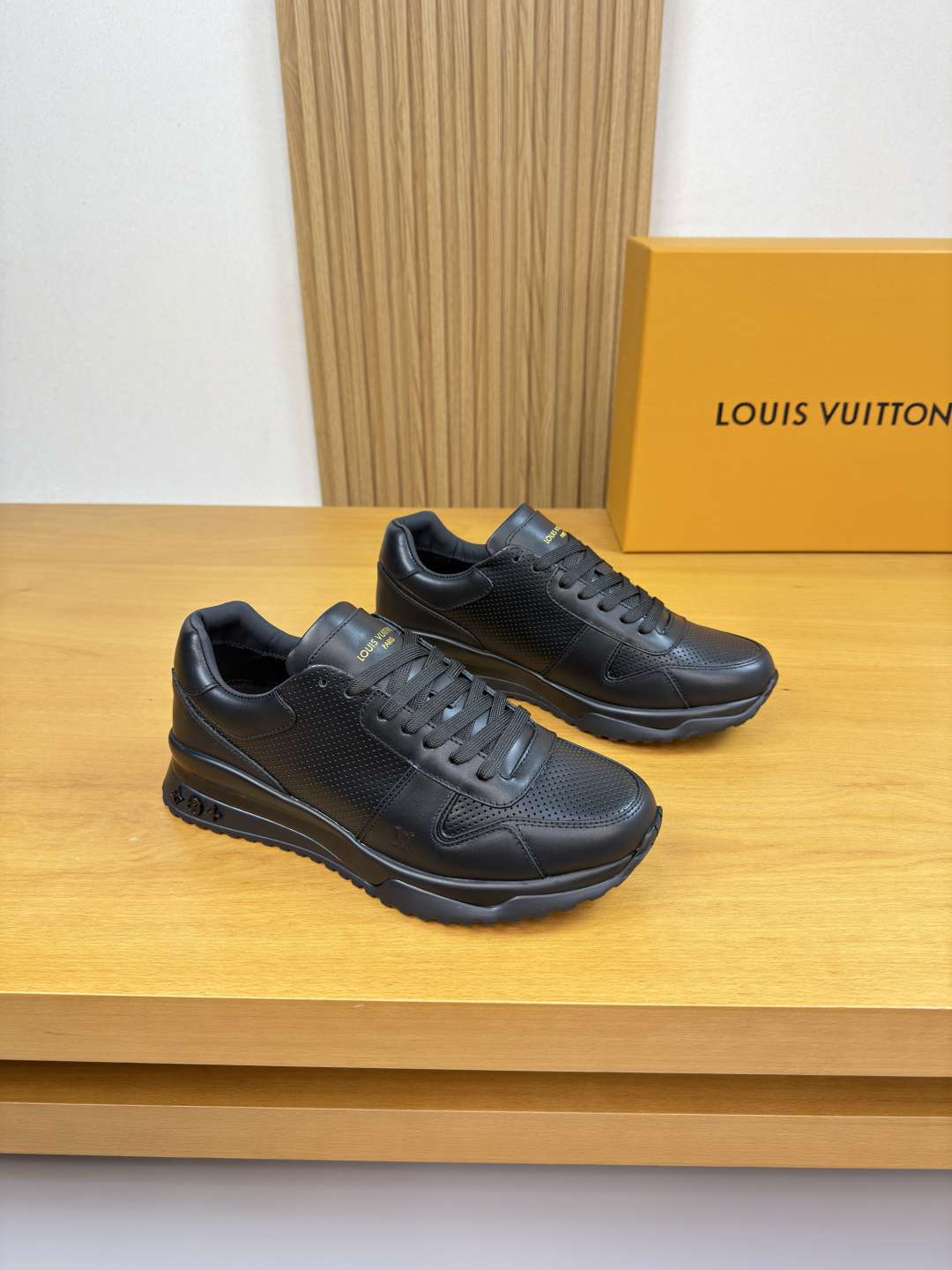 NO:690416,[Louis Vuitton] Louis Vuitton - high-end quality original order casual sports shoes - upper Nappa calfskin, perforated calfskin, tongue, heel, silk screen brand logo totem - lining water-dyed cowhide - outsole ultra-light TPU foam rubber; combined molded outsole - ultra-high quality control, fine workmanship highlighted (high-end, luxury, grade) -Size  39-44 (38,45, can be customized)·L9078,,louis vuitton,louis vuitton,sneakers,cowhide19860909【Louis Vuitton】路易威登 -高端品质 原单·休闲运动鞋 -鞋面纳帕小牛皮、打孔小牛皮、鞋舌.后跟.丝印品牌Logo图腾 -内里水染牛皮 -大底超轻TPU发泡·橡胶；组合成型大底 -超高品控·做工精细凸显(高端·贵气·档次) -Size 39-44（38,45,可订做)·L9078,,louis vuitton,louis vuitton,sneakers,cowhide,Men's shoes