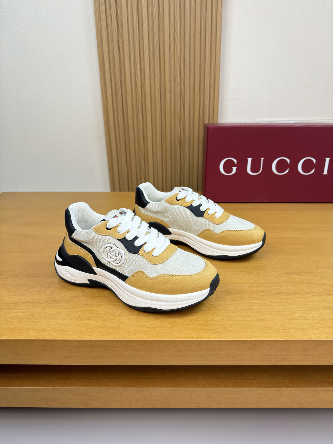 NO:690418,[GUCCI] Gucci - High-end quality original casual sports shoes - Nappa calfskin upper, brand totem cloth, shoe body sewn with brand plastic module diamond inlay process, tongue, sewn brand logo cloth label, heel. Silk screen brand logo - Brand canvas lining, foot pad; water-dyed cowhide - Ultra-light TPU rubber foam outsole; two-color molded outsole - Ultra-high quality control, fine workmanship highlighted (high-end, luxury, grade) -Size  39-44 (38,45, can be customized)·G0180,,gucci,gucci,sneakers,cowhide19860909【GUCCI】古驰 -高端品质 原单·休闲运动鞋 -鞋面纳帕小牛皮、品牌图腾布匹、鞋身车缝品牌塑胶模块镶钻工艺、鞋舌.车缝品牌logo布标、后跟.丝印品牌logo -内里品牌帆布,垫脚；水染牛皮 -大底超轻TPU橡胶发泡；双色成型大底 -超高品控·做工精细凸显(高端·贵气·档次) -Size 39-44（38,45,可订做)·G0180,,gucci,gucci,sneakers,cowhide,Men's shoes