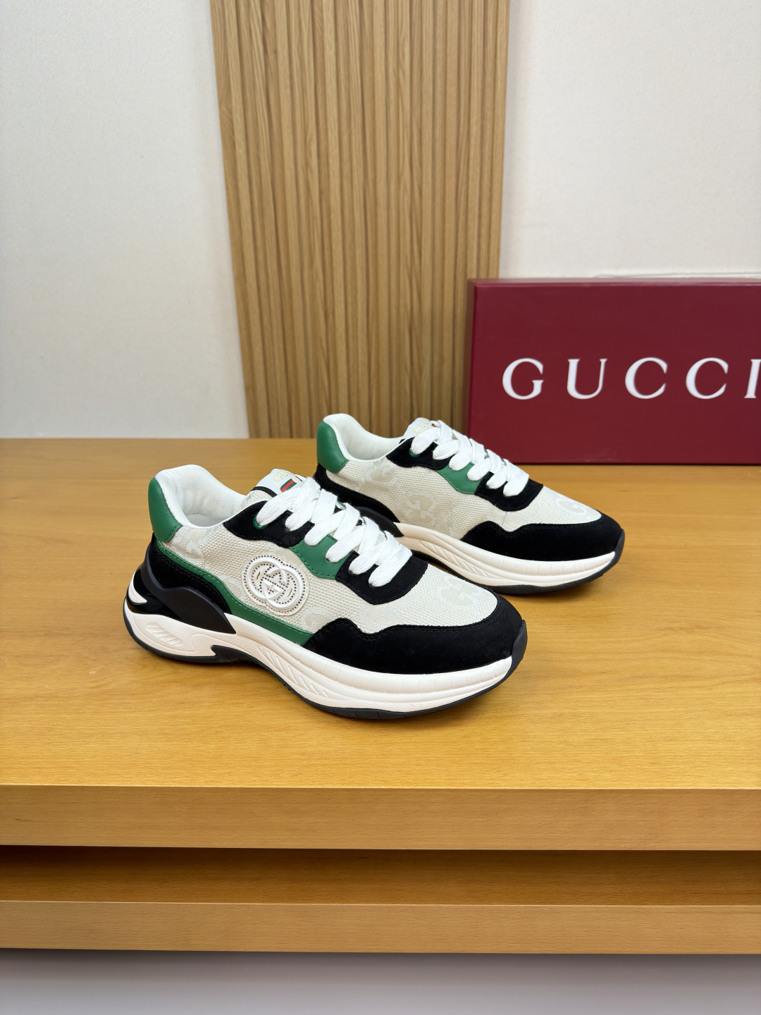 NO:690420,[GUCCI] Gucci - high-end quality original casual sports shoes - upper nubuck calfskin, brand totem cloth, shoe body sewn with brand plastic module diamond inlay technology, tongue, sewn brand logo cloth label, heel. Silk screen brand logo - brand canvas lining, foot pad; water-dyed cowhide - outsole ultra-light TPU rubber foam; two-color molded outsole - ultra-high quality control, fine workmanship highlighted (high-end, luxury, grade) -Size  39-44 (38,45, can be customized)·G0180,,gucci,gucci,sneakers,cowhide19860909【GUCCI】古驰 -高端品质 原单·休闲运动鞋 -鞋面磨砂小牛皮、品牌图腾布匹、鞋身车缝品牌塑胶模块镶钻工艺、鞋舌.车缝品牌logo布标、后跟.丝印品牌logo -内里品牌帆布,垫脚；水染牛皮 -大底超轻TPU橡胶发泡；双色成型大底 -超高品控·做工精细凸显(高端·贵气·档次) -Size 39-44（38,45,可订做)·G0180,,gucci,gucci,sneakers,cowhide,Men's shoes