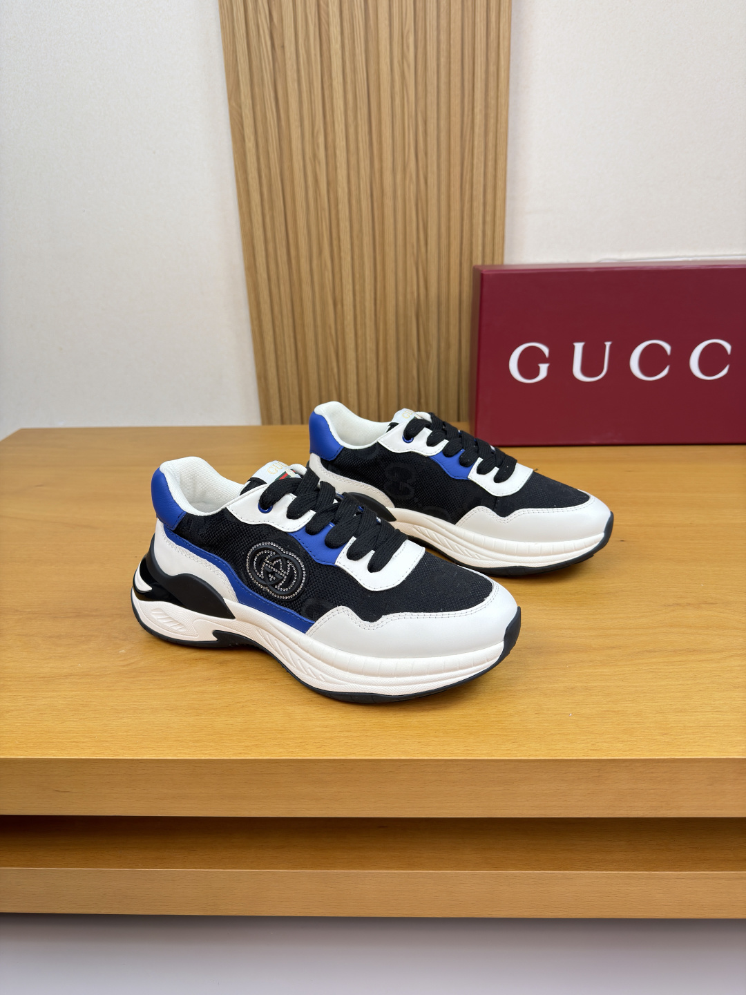 NO:690425,[GUCCI] Gucci - High-end quality original casual sports shoes - Nappa calfskin upper, brand totem cloth, shoe body sewn with brand plastic module diamond inlay process, tongue, sewn brand logo cloth label, heel. Silk screen brand logo - Brand canvas lining, foot pad; water-dyed cowhide - Ultra-light TPU rubber foam outsole; two-color molded outsole - Ultra-high quality control, fine workmanship highlighted (high-end, luxury, grade) -Size  39-44 (38,45, can be customized)·G0180,,gucci,gucci,sneakers,cowhide19860909【GUCCI】古驰 -高端品质 原单·休闲运动鞋 -鞋面纳帕小牛皮、品牌图腾布匹、鞋身车缝品牌塑胶模块镶钻工艺、鞋舌.车缝品牌logo布标、后跟.丝印品牌logo -内里品牌帆布,垫脚；水染牛皮 -大底超轻TPU橡胶发泡；双色成型大底 -超高品控·做工精细凸显(高端·贵气·档次) -Size 39-44（38,45,可订做)·G0180,,gucci,gucci,sneakers,cowhide,Men's shoes