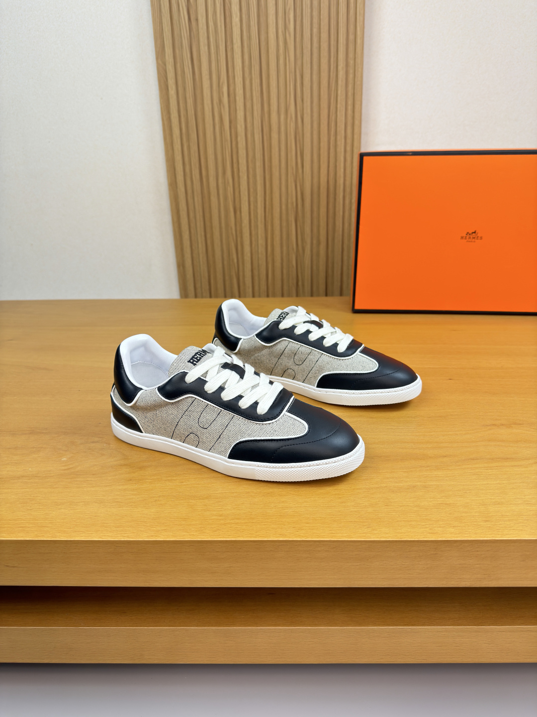 NO:704624,[HERMES] Hermès - high-end quality original order·couple wear·casual sports shoes -Nappa calfskin upper, canvas body sewn with brand 'H' totem, tongue. embroidered brand logo -water-dyed mixed sheepskin lining -outsole ultra-light TPR·rubber molded outsole -super high quality control·fine workmanship highlighted (high-end·luxury·grade) -Size  Unisex 36-44 (female 35.41, male 38.45.46, can be customized)·H0663,,hermes,hermes,cowhide,sheepskin19860909【 HERMES】爱马仕 -高端品质 原单·情侣装·休闲运动板鞋 -鞋面纳帕小牛皮、鞋身帆布布匹车缝品牌’H’图腾、鞋舌.刺绣品牌logo -内里水染混种羊皮 -大底超轻TPR·橡胶成型大底 -超高品控·做工精细凸显(高端·贵气·档次) -Size 男女同款36-44（女35.41,男38.45.46,可订做)·H0663,,hermes,hermes,cowhide,sheepskin,Men's shoes