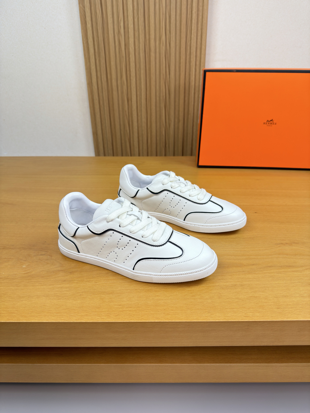 NO:704629,[HERMES] Hermès - high-end quality original order·couple wear·casual sports sneakers -Nappa calfskin upper, shoe body. Perforated brand 'H' totem, tongue. Air pressure brand logo -water-dyed mixed sheepskin lining -outsole ultra-light TPR·rubber molded outsole -super high quality control·fine workmanship highlighted (high-end·luxury·grade) -Size  Unisex 36-44 (female 35.41, male 38.45.46, can be customized)·H0663,,hermes,hermes,cowhide,sheepskin19860909【 HERMES】爱马仕 -高端品质 原单·情侣装·休闲运动板鞋 -鞋面纳帕小牛皮、鞋身.打孔品牌’H’图腾、鞋舌.空压品牌logo -内里水染混种羊皮 -大底超轻TPR·橡胶成型大底 -超高品控·做工精细凸显(高端·贵气·档次) -Size 男女同款36-44（女35.41,男38.45.46,可订做)·H0663,,hermes,hermes,cowhide,sheepskin,Men's shoes