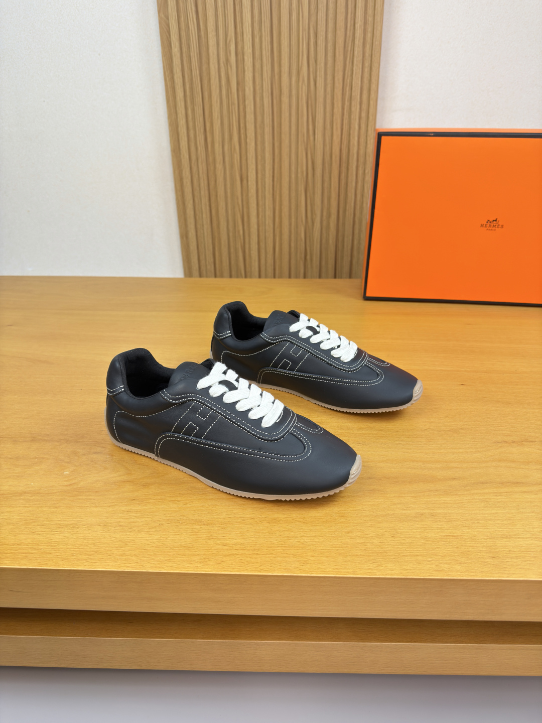 NO:704664,[HERMES] Hermès - high-end quality original order, couple wear, casual sports sneakers - upper suede sheepskin leather, shoe body. Sewing brand 'H' totem, tongue. Air pressure brand logo - water-dyed mixed sheepskin lining - outsole ultra-light TPR · rubber molded outsole - ultra-high quality control · fine workmanship highlighted (high-end · luxury · grade) -Size  Same style for men and women 36-44 (female 35.41, male 38.45.46, can be customized)·H0663,,hermes,hermes,sheepskin,sheep19860909【 HERMES】爱马仕 -高端品质 原单·情侣装·休闲运动板鞋 -鞋面反绒羊京皮、鞋身.车缝品牌’H’图腾、鞋舌.空压品牌logo -内里水染混种羊皮 -大底超轻TPR·橡胶成型大底 -超高品控·做工精细凸显(高端·贵气·档次) -Size 男女同款36-44（女35.41,男38.45.46,可订做)·H0663,,hermes,hermes,sheepskin,sheep,Men's shoes