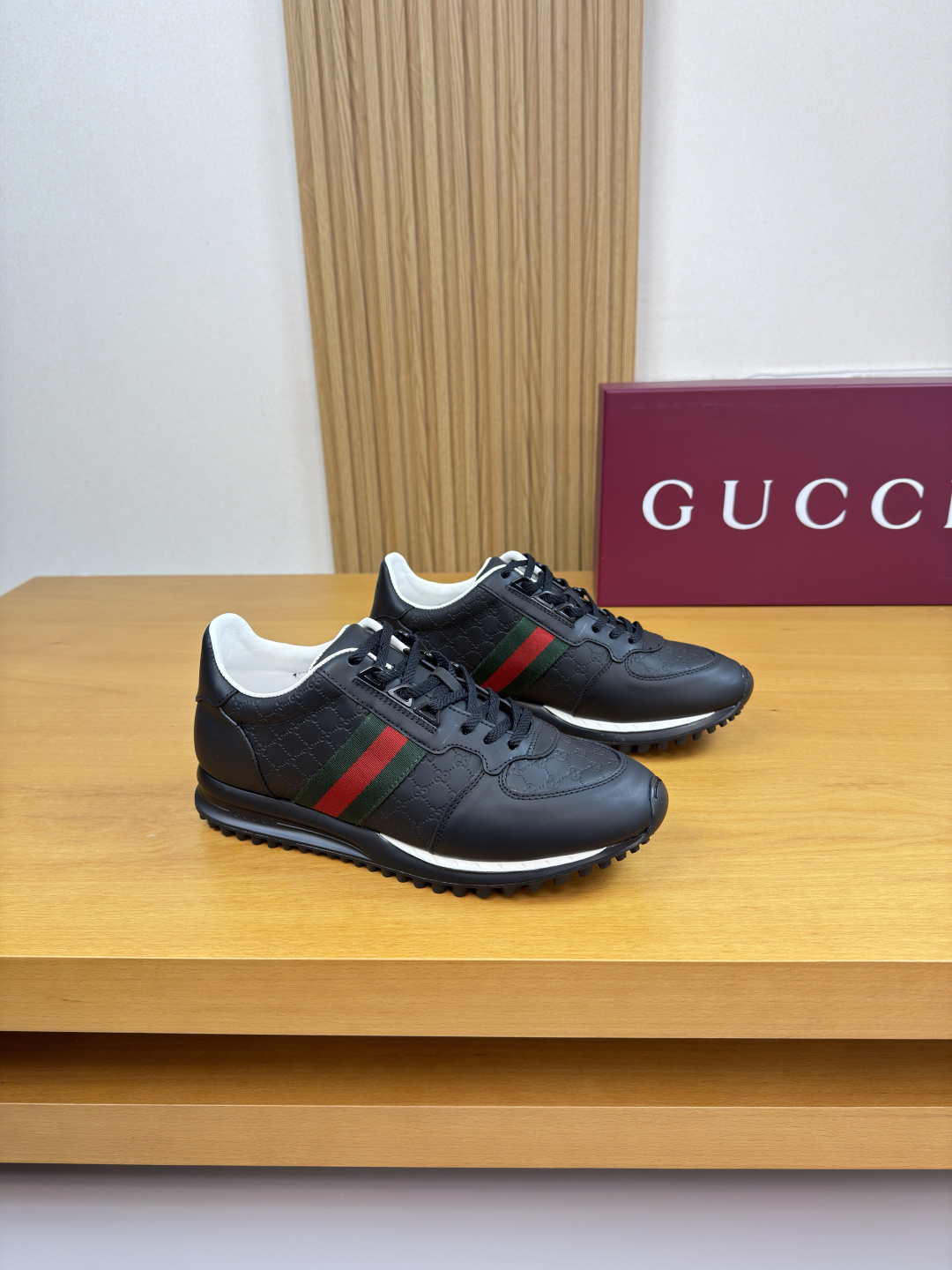 NO:704665,[Gucci] Gucci - High-end quality original order·Couple wear·Casual sports shoes -Nappa calfskin upper, shoe body. Air-pressure brand totem. Brand webbing, tongue. Heel. Air-pressure brand logo -Water-dyed mixed sheepskin lining -Outsole ultra-light TPR·rubber; combined molded outsole -Ultra-high quality control·Fine workmanship highlighted (high-end·luxury·grade) -Size  36-44 (female 35.40, male 38.45.46, can be customized)·GC7082,,gucci,gucci,sneakers,cowhide,sheepskin19860909【Gucci】古驰 -高端品质 原单·情侣装·休闲运动鞋 -鞋面纳帕小牛皮、鞋身.空压品牌图腾.品牌织带、鞋舌.后跟.空压品牌logo -内里水染混种羊皮 -大底超轻TPR·橡胶；组合成型大底 -超高品控·做工精细凸显(高端·贵气·档次) -Size 36-44（女35.40,男38.45.46,可订做)·GC7082,,gucci,gucci,sneakers,cowhide,sheepskin,Men's shoes