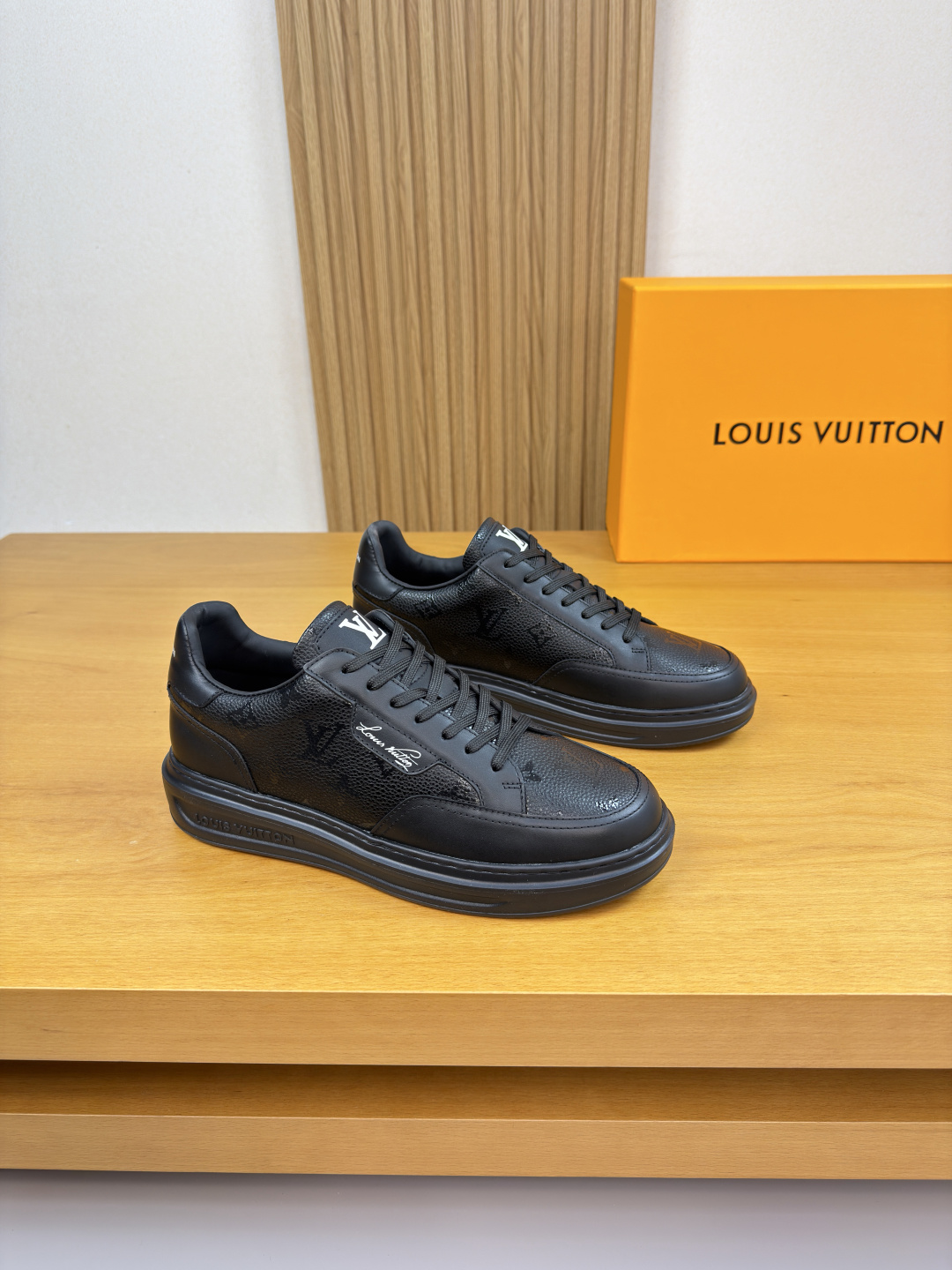 NO:704669,[Louis Vuitton] Louis Vuitton - high-end quality original order casual sports shoes - upper Nappa calfskin, pebbled calfskin color printed brand totem, shoe body. tongue. heel. silk screen high frequency brand LOGO - lining water-dyed cowhide - outsole ultra-light TPU foam; molded outsole - ultra-high quality control, fine workmanship highlighted (high-end, luxury, grade) -Size  38-44 (45, can be customized)·L0117,,louis vuitton,louis vuitton,sneakers,cowhide19860909【Louis Vuitton】路易威登 -高端品质 原单·休闲运动鞋 -鞋面纳帕小牛皮、荔纹小牛皮彩印品牌图腾、鞋身.鞋舌.后跟.丝印高周波品牌LOGO -内里水染牛皮 -大底超轻TPU发泡; 成型大底 -超高品控·做工精细凸显(高端·贵气·档次) -Size 38-44（45,可订做)·L0117,,louis vuitton,louis vuitton,sneakers,cowhide,Men's shoes