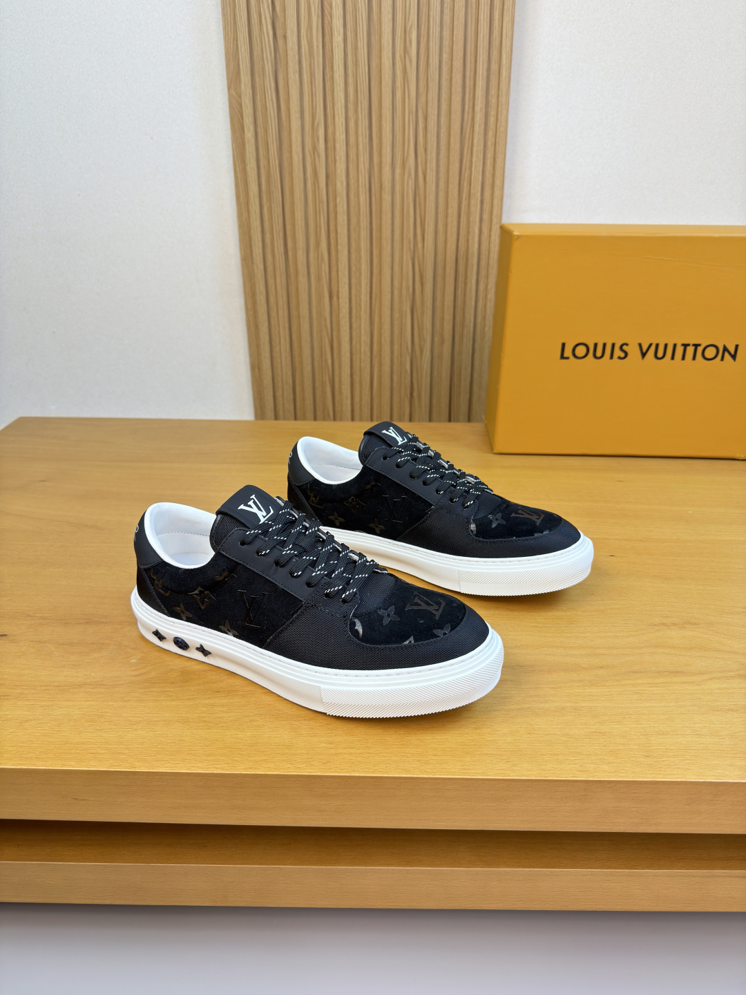 NO:704801,【Louis Vuitton】Louis Vuitton - high-end quality original single casual sports shoes - upper silk calfskin, suede calfskin transferred brand totem, brand canvas, tongue. Heel. Silk screen high frequency brand LOGO - Lining Nappa calfskin - Outsole ultra-light TPR rubber; two-color molded outsole - Ultra-high quality control, fine workmanship highlighted (high-end, luxury, grade) -Size  39-44 (38,45, can be customized)·L0111,,louis vuitton,louis vuitton,sneakers,cowhide19860909【Louis Vuitton】路易威登 -高端品质 原单·休闲运动鞋 -鞋面丝绸小牛皮、反绒小牛皮转印品牌图腾、品牌帆布、鞋舌.后跟.丝印高周波品牌LOGO -内里纳帕小牛皮 -大底超轻TPR橡胶；双色成型大底 -超高品控·做工精细凸显(高端·贵气·档次) -Size 39-44（38,45,可订做)·L0111,,louis vuitton,louis vuitton,sneakers,cowhide,Men's shoes