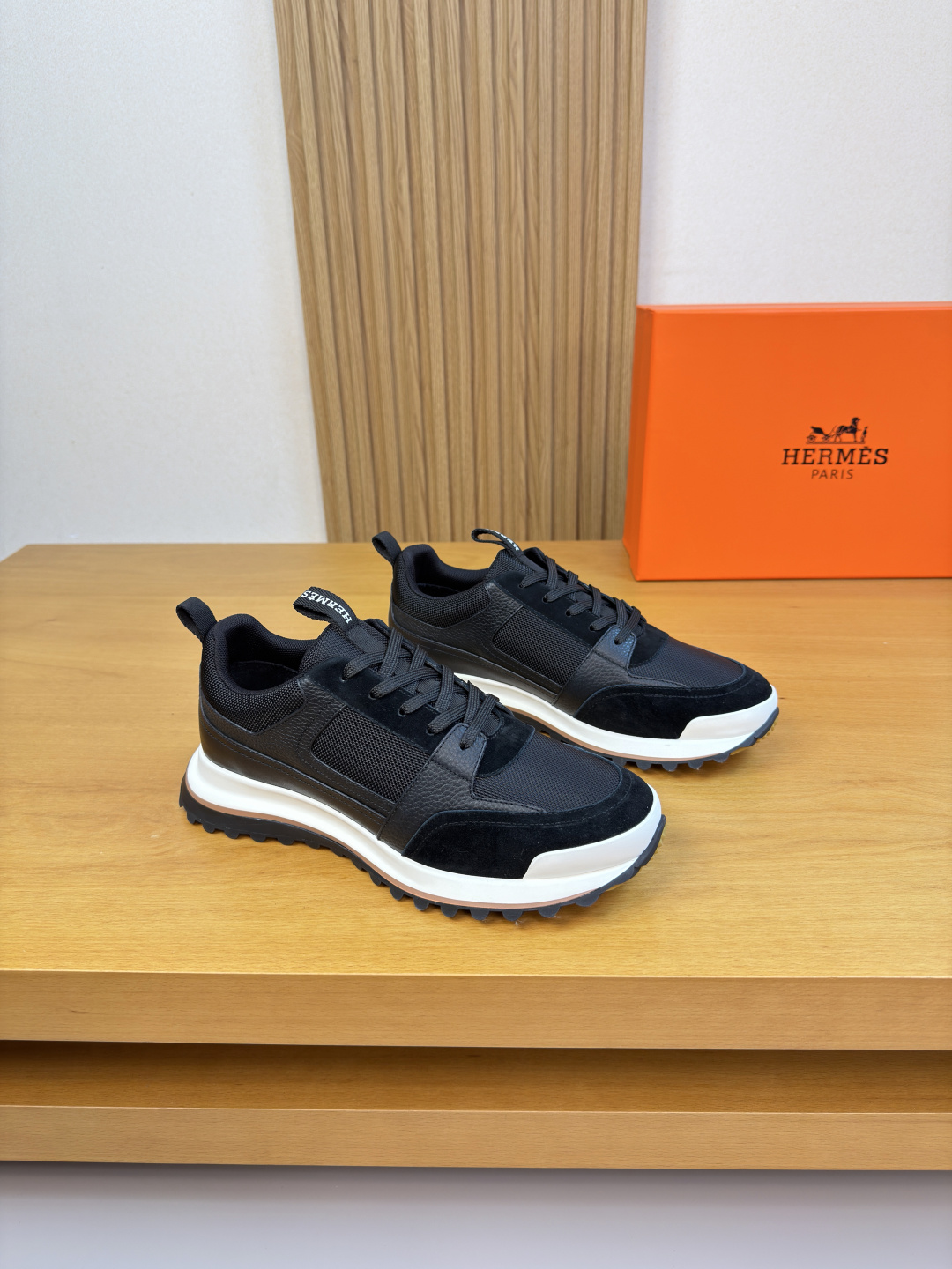 NO:704803,[HERMES] Hermès - high-end quality original casual sports shoes - upper Nappa calfskin, suede calfskin, shoe body brand canvas, tongue, heel, brand logo webbing - lining brand canvas, foot pads; water-dyed cowhide - outsole ultra-light TPR rubber; two-color molded outsole - ultra-high quality control, fine workmanship highlighted (high-end, luxury, grade) -Size  39-44 (38,45, can be customized)·H0118,,hermes,hermes,sneakers,cowhide19860909【 HERMES】爱马仕 -高端品质 原单·休闲运动鞋 -鞋面纳帕小牛皮、反绒小牛皮、鞋身品牌帆布、鞋舌.后跟.品牌logo织带 -内里品牌帆布,垫脚；水染牛皮 -大底超轻TPR·橡胶；双色成型大底 -超高品控·做工精细凸显(高端·贵气·档次) -Size 39-44（38,45,可订做)·H0118,,hermes,hermes,sneakers,cowhide,Men's shoes