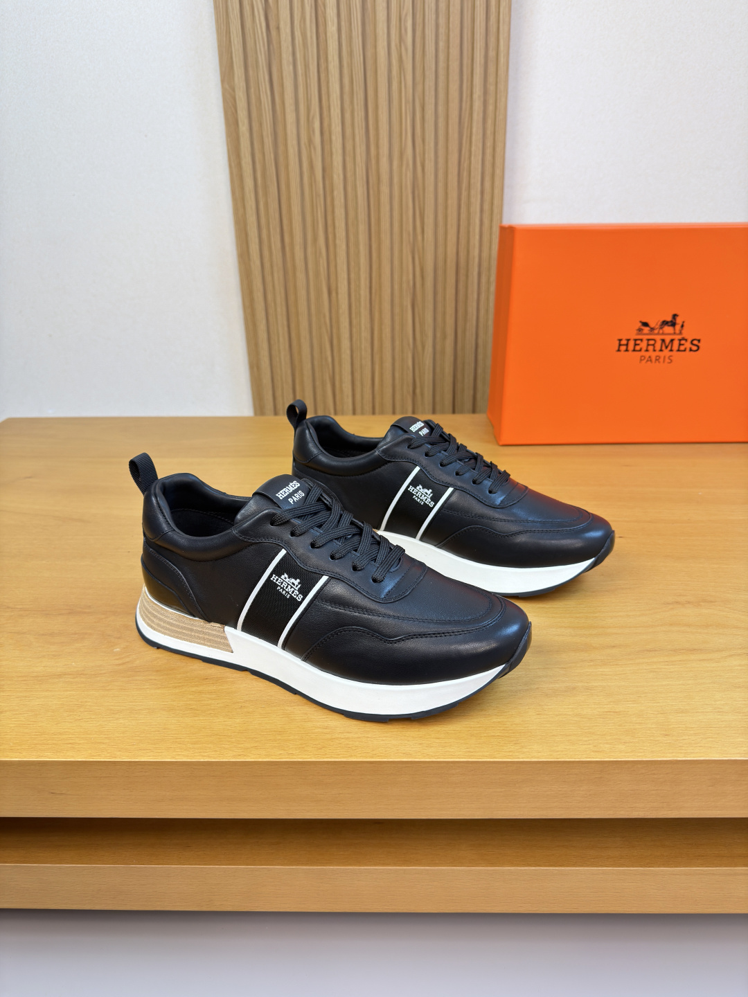 NO:704805,[HERMES] Hermès - high-end quality original casual sports shoes - upper Nappa calfskin, shoe body sewn with brand logo webbing, tongue, brand logo cloth label, heel. Brand webbing - lining water-dyed cowhide - outsole ultra-light TPR rubber; two-color molded outsole - ultra-high quality control, fine workmanship highlighted (high-end, luxury, grade) -Size  39-44 (38,45, can be customized)·H0118,,hermes,hermes,sneakers,cowhide19860909【 HERMES】爱马仕 -高端品质 原单·休闲运动鞋 -鞋面纳帕小牛皮、鞋身车缝品牌logo织带、鞋舌.品牌logo布标、后跟.品牌织带 -内里水染牛皮 -大底超轻TPR·橡胶；双色成型大底 -超高品控·做工精细凸显(高端·贵气·档次) -Size 39-44（38,45,可订做)·H0118,,hermes,hermes,sneakers,cowhide,Men's shoes