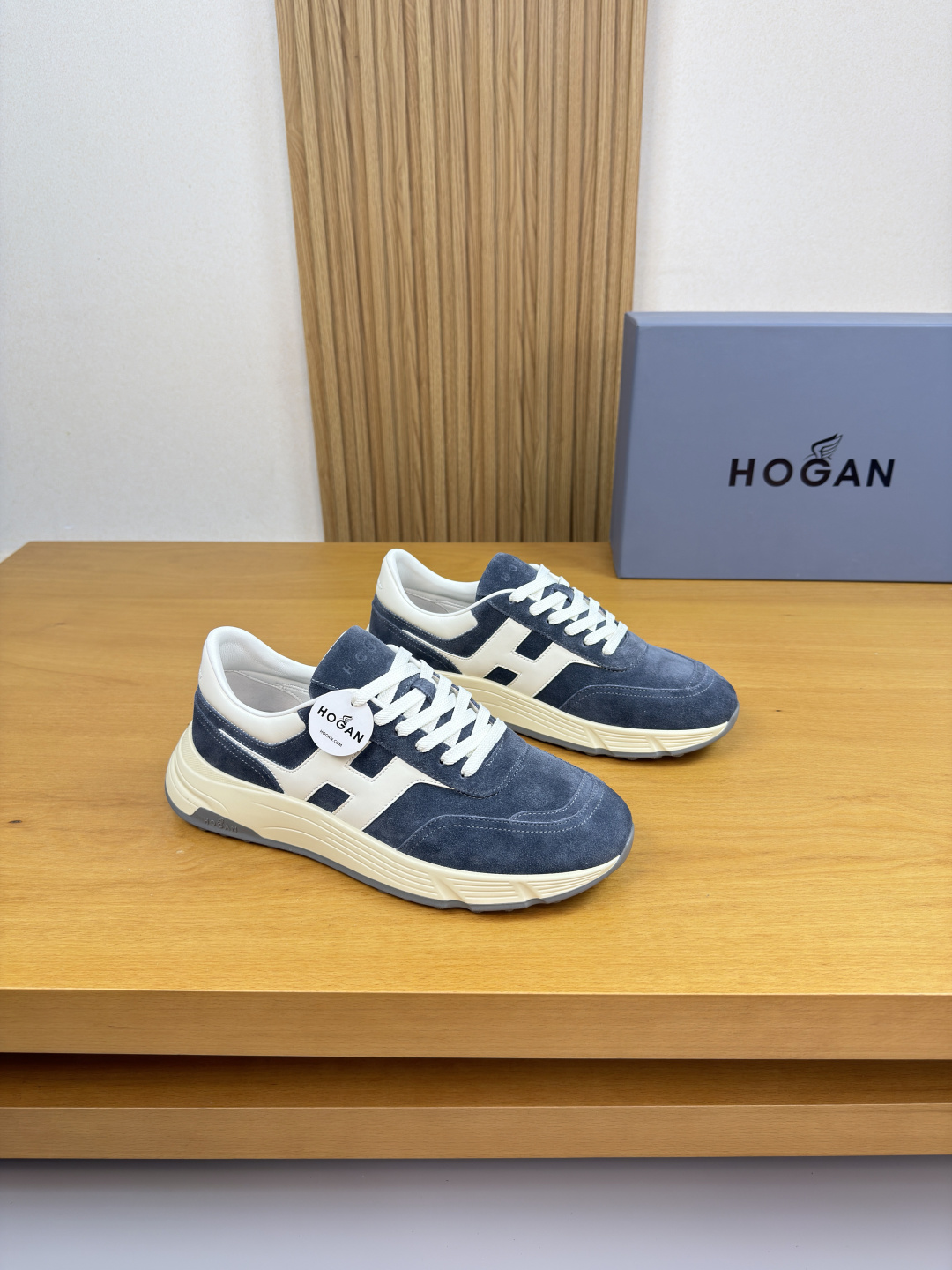 NO:704923,[HOGAN] Hogan - high-end quality original casual sports shoes - upper Nappa calfskin, suede calfskin, shoe body sewing H totem, tongue air pressure brand logo - inner brand canvas, foot pads; embossed 3D brand cotton-covered canvas - outsole original TPU foam rubber; two-color molded outsole - ultra-high quality control, fine workmanship, highlighting (high-end, luxury, grade) -Size  39-44 (38,45, can be customized)·03858,,hogan,sneakers,cowhide19860909【HOGAN】霍根 -高端品质 原单·休闲运动鞋 -鞋面纳帕小牛皮、反绒小牛皮、鞋身车缝H图腾、鞋舌空压品牌logo -内里品牌帆布,垫脚；压印3D品牌包棉帆布 -大底原版TPU发泡.橡胶; 双色成型大底 -超高品控·做工精细.凸显(高端·贵气·档次) -Size 39-44（38,45,可订做)·03858,,hogan,sneakers,cowhide,Men's shoes