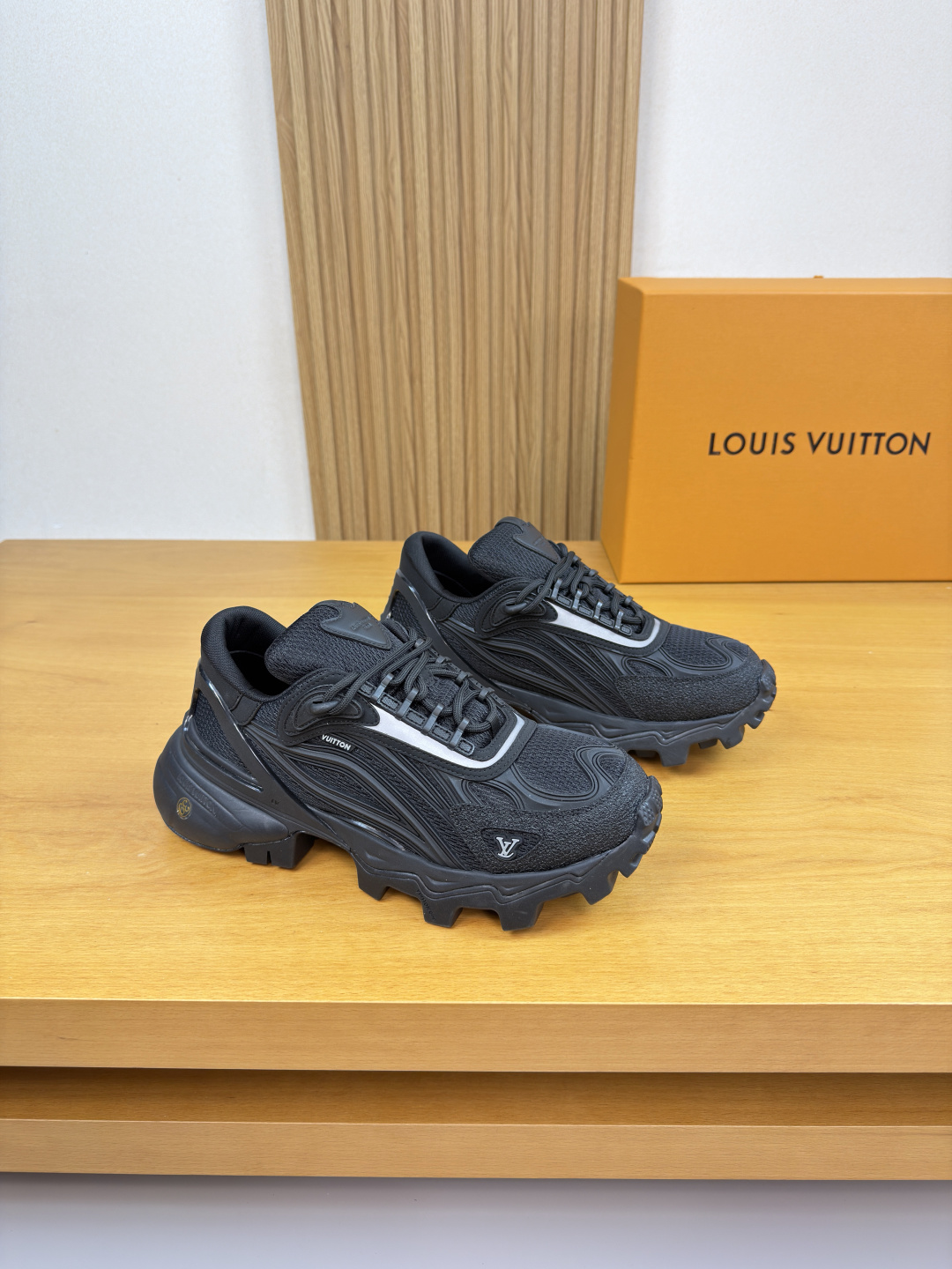 NO:704809,[Louis Vuitton] Louis Vuitton - high-end quality original single casual sports shoes - upper Nappa calfskin, brand mesh canvas, injection molded brand totem plastic module, tongue. Air pressure LOGO - lining brand canvas - outsole original TPU foam. TR rubber; combined molded two-color outsole - ultra-high quality control, fine workmanship highlighted (high-end, luxury, grade) -Size  39-44 (38,45, can be customized)·LOV35,,louis vuitton,louis vuitton,sneakers,cowhide19860909【Louis Vuitton】路易威登 -高端品质 原单·休闲运动鞋 -鞋面纳帕小牛皮、品牌网帆布、注塑品牌图腾塑胶模块、鞋舌.空压LOGO -内里品牌帆布 -大底原版TPU发泡.TR橡胶；组合成型双色大底 -超高品控·做工精细凸显(高端·贵气·档次) -Size 39-44（38,45,可订做)·LOV35,,louis vuitton,louis vuitton,sneakers,cowhide,Men's shoes