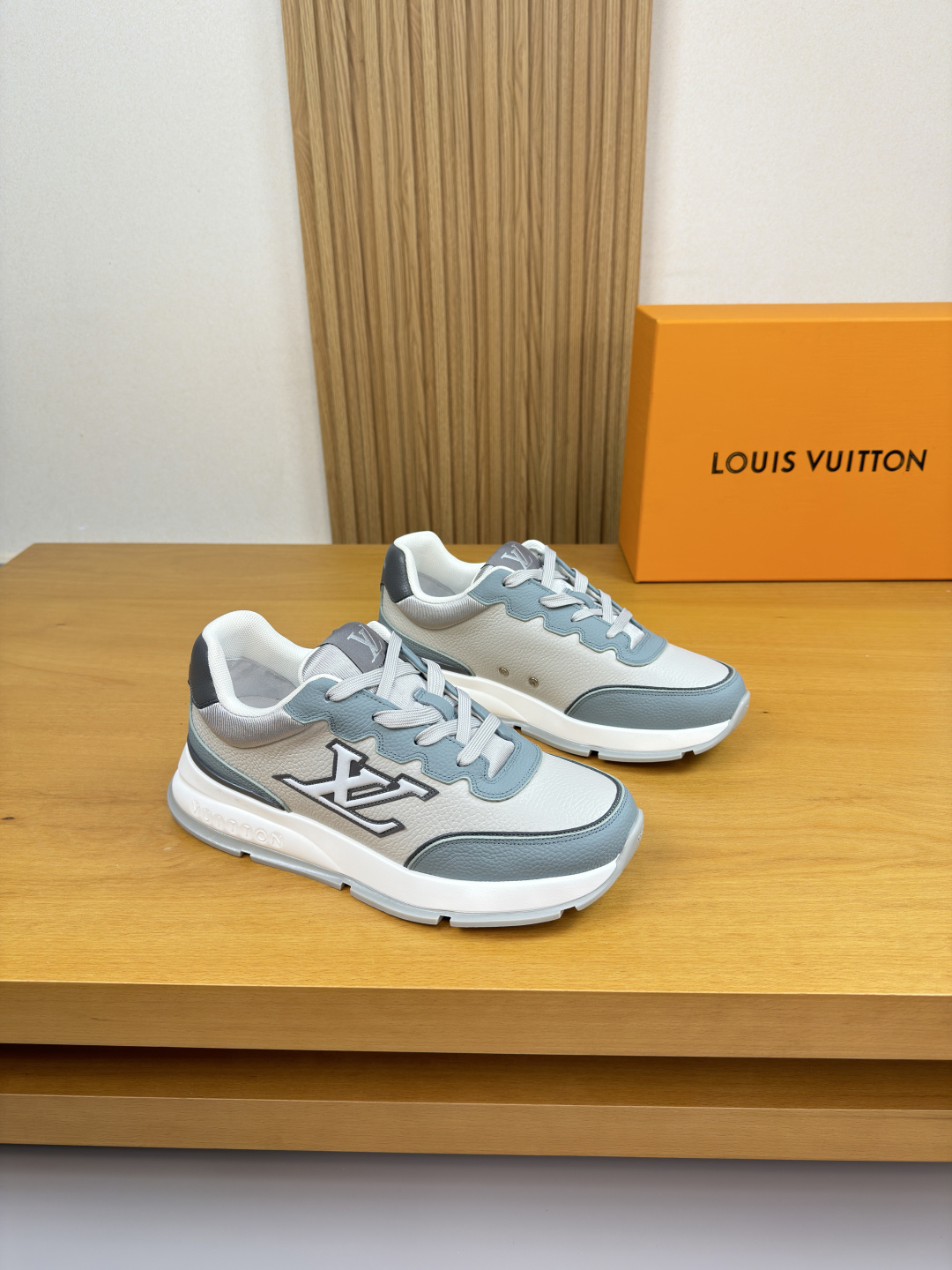 NO:704906,[Louis Vuitton] Louis Vuitton - High-end quality original order Couple wear·Casual sports shoes - Pebbled calfskin upper, brand totem sewn on the shoe body, tongue, sewn brand cloth label, heel. Silk screen brand logo - Brand canvas lining - Outsole ultra-light TPU foam·rubber; molded outsole -Super high quality control·Fine workmanship highlights (high-end·luxury·grade) -Size  Same style for men and women 35-44 (women 35, 40, men 38, 45, 46, 47, can be customized)·L0179,,louis vuitton,louis vuitton,sneakers,cowhide19860909【Louis Vuitton】路易威登 -高端品质 原单 情侣装·休闲运动鞋 -鞋面荔纹小牛皮、鞋身车缝品牌图腾、鞋舌.车缝品牌布标、后跟.丝印品牌Logo -内里品牌帆布 -大底超轻TPU发泡·橡胶；成型大底 -超高品控·做工精细凸显(高端·贵气·档次) -Size 男女同款35-44（女35,40,男38、45,46,47,可订做)·L0179,,louis vuitton,louis vuitton,sneakers,cowhide,Men's shoes