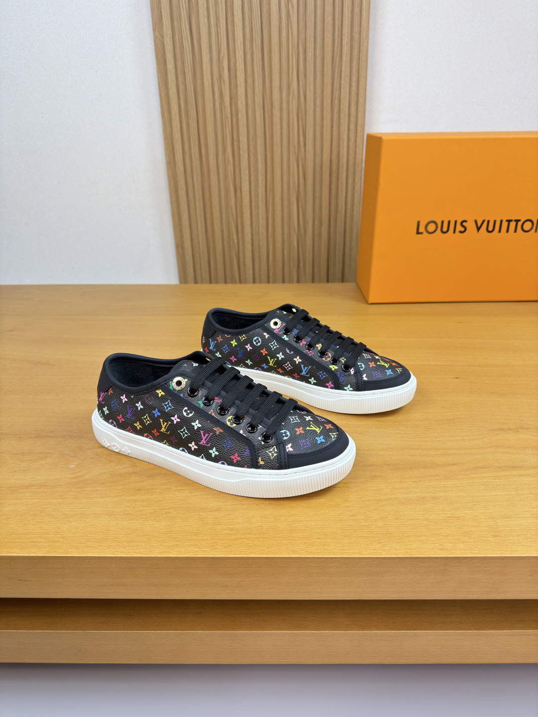 NO:704917,[Louis Vuitton] Louis Vuitton - high-end quality original couple's wear casual sports sneakers - upper Nappa calfskin, brand totem PVC leather, shoe ear brand logo eyelet buckle, tongue and heel; silk screen brand logo - water-dyed cowhide inside, foot pad; brand canvas - outsole ultra-light TPR rubber; molded outsole - ultra-high quality control, fine workmanship highlighted (high-end, luxury, grade) -Size  Same style for men and women 35-44 (women 34, 40, 41, men 45, 46, can be customized)·L0179,, louis vuitton, louis vuitton, cowhide19860909【Louis Vuitton】路易威登 -高端品质 原单 情侣装 休闲运动板鞋 -鞋面纳帕小牛皮、品牌图腾PVC皮料、鞋耳品牌logo鸡眼扣、鞋舌.后跟；丝印品牌Logo -内里水染牛皮,垫脚；品牌帆布 -大底超轻TPR·橡胶；成型大底 -超高品控·做工精细凸显(高端·贵气·档次) -Size 男女同款35-44（女34,40,41,男45,46,可订做)·L0179,,louis vuitton,louis vuitton,cowhide,Men's shoes