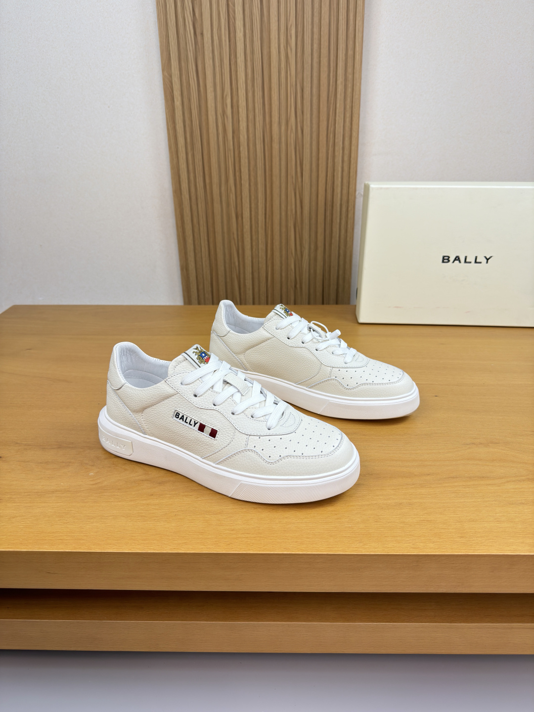 NO:704918,[BALLY] Bally - High-end quality original casual sports shoes - Imported pebbled calf leather on the upper, brand webbing logo sewn on the shoe body, brand cloth label on the tongue, air pressure brand logo on the heel - Water-dyed cow leather lining - Ultra-light TPU foam outsole; molded outsole - Ultra-high quality control, fine workmanship highlighted (high-end, luxury, grade) -Size  39-44 (38,45, can be customized)·B5977,,bally,sneakers,cowhide19860909【 BALLY】巴利 -高端品质 原单·休闲运动鞋 -鞋面进口荔纹小牛皮、鞋身车缝品牌织带logo、鞋舌品牌布标、后跟空压品牌logo -内里水染牛皮 -大底超轻TPU发泡；成型大底 -超高品控·做工精细凸显(高端·贵气·档次) -Size 39-44（38,45,可订做)·B5977,,bally,sneakers,cowhide,Men's shoes
