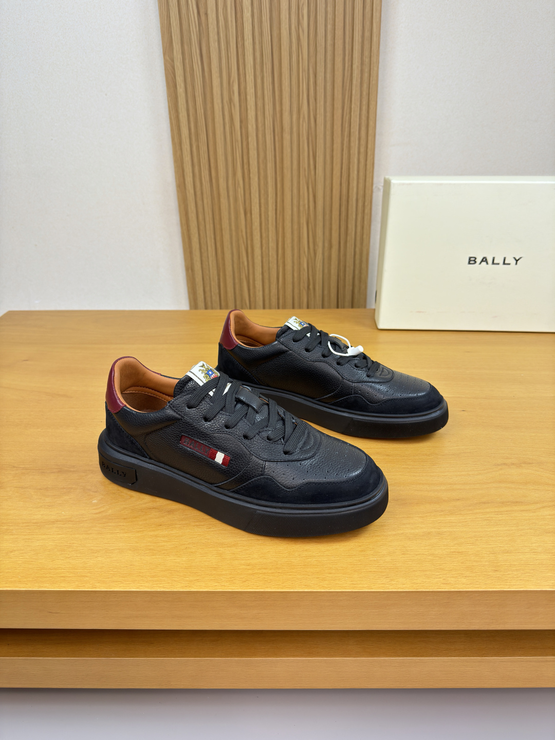NO:704922,[BALLY] Bally - High-end quality original casual sports shoes - Imported pebbled calfskin, suede calfskin on the upper, brand webbing logo sewn on the shoe body, brand cloth label on the tongue, air pressure brand logo on the heel - Water-dyed cowhide inside - Ultra-light TPU foam outsole; molded outsole - Ultra-high quality control, fine workmanship highlighted (high-end, luxury, grade) -Size  39-44 (38,45, can be customized)·B5977,,bally,sneakers,cowhide19860909【 BALLY】巴利 -高端品质 原单·休闲运动鞋 -鞋面进口荔纹小牛皮、反绒小牛皮、鞋身车缝品牌织带logo、鞋舌品牌布标、后跟空压品牌logo -内里水染牛皮 -大底超轻TPU发泡；成型大底 -超高品控·做工精细凸显(高端·贵气·档次) -Size 39-44（38,45,可订做)·B5977,,bally,sneakers,cowhide,Men's shoes