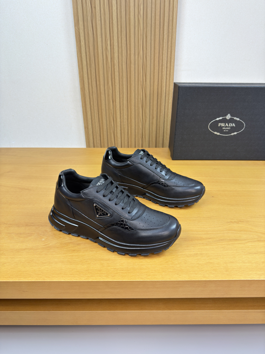 NO:704935,[PRADA] Prada - high-end quality original casual sports shoes - upper imported nappa calfskin, stone pattern cowhide, shoe body sewn brand metal fasteners, tongue, sewn brand LOGO cloth label - lining water-dyed cowhide - outsole ultra-light TPU foam rubber; two-color molded outsole - ultra-high quality control, fine workmanship, highlighting (high-end, luxury, grade) -Size  39-44 (38,45, can be customized)·PRD0118,,prada,prada,sneakers,cowhide19860909【PRADA】普拉达 -高端品质 原单·休闲运动鞋 -鞋面进口纳帕小牛皮、石头纹牛皮、鞋身车缝品牌金属扣件、鞋舌.车缝品牌LOGO布标 -内里水染牛皮 -大底超轻TPU发泡·橡胶；双色成型大底 -超高品控·做工精细,凸显(高端·贵气·档次) -Size 39-44（38,45,可定做)·PRD0118,,prada,prada,sneakers,cowhide,Men's shoes